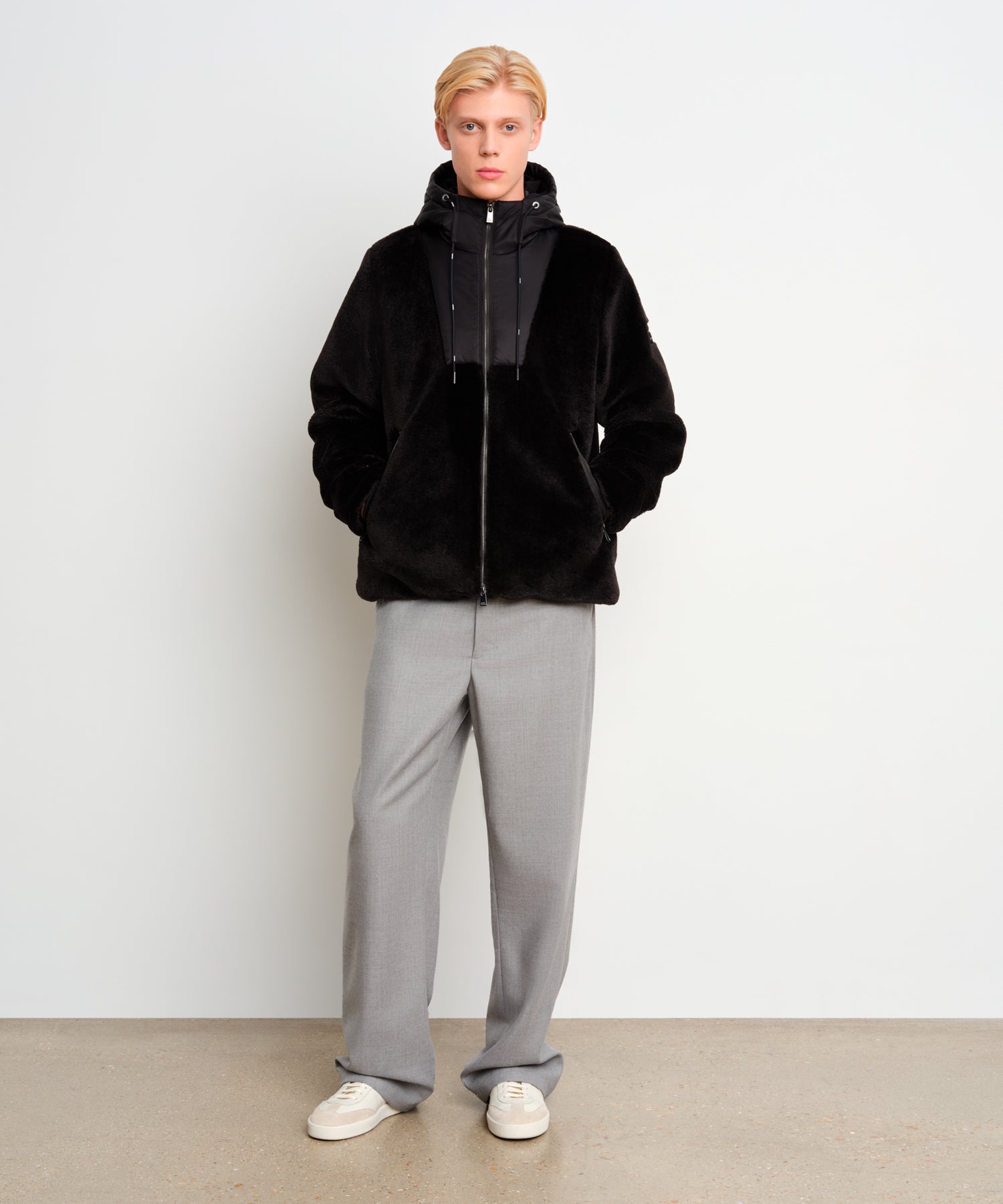 モデル身長187cm、着用サイズ3、着用カラーBLACK