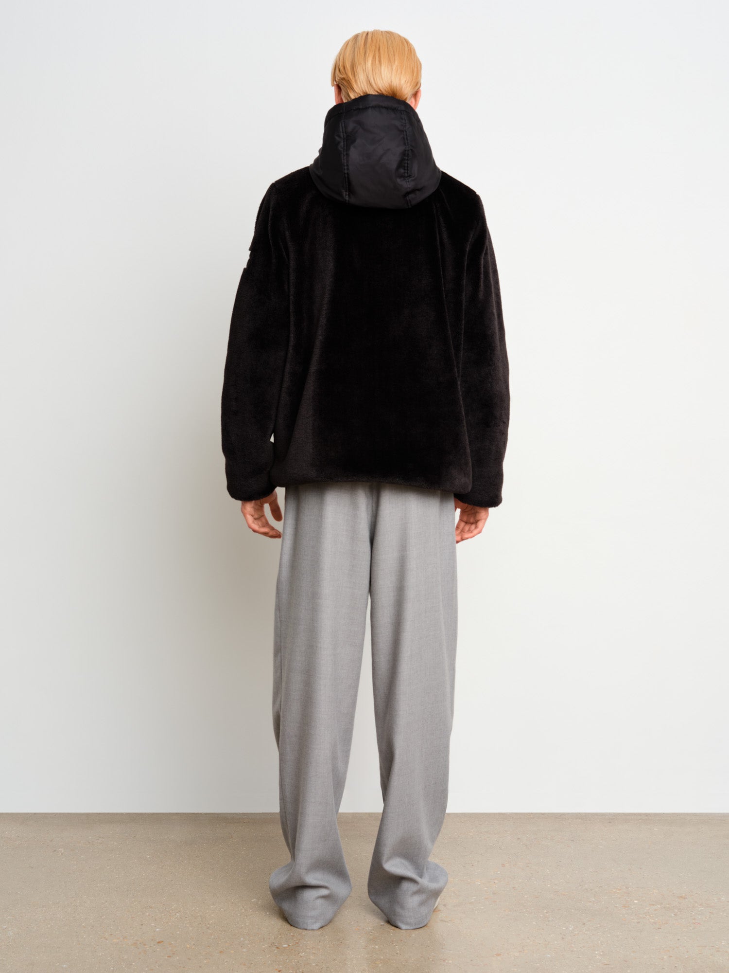 モデル身長187cm、着用サイズ3、着用カラーBLACK