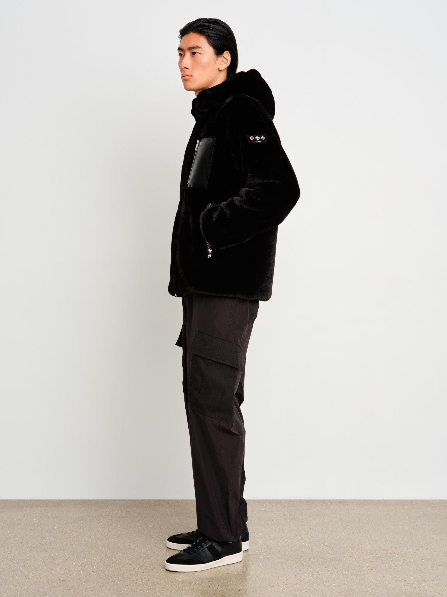 モデル身長187cm、着用サイズ3、着用カラーBLACK