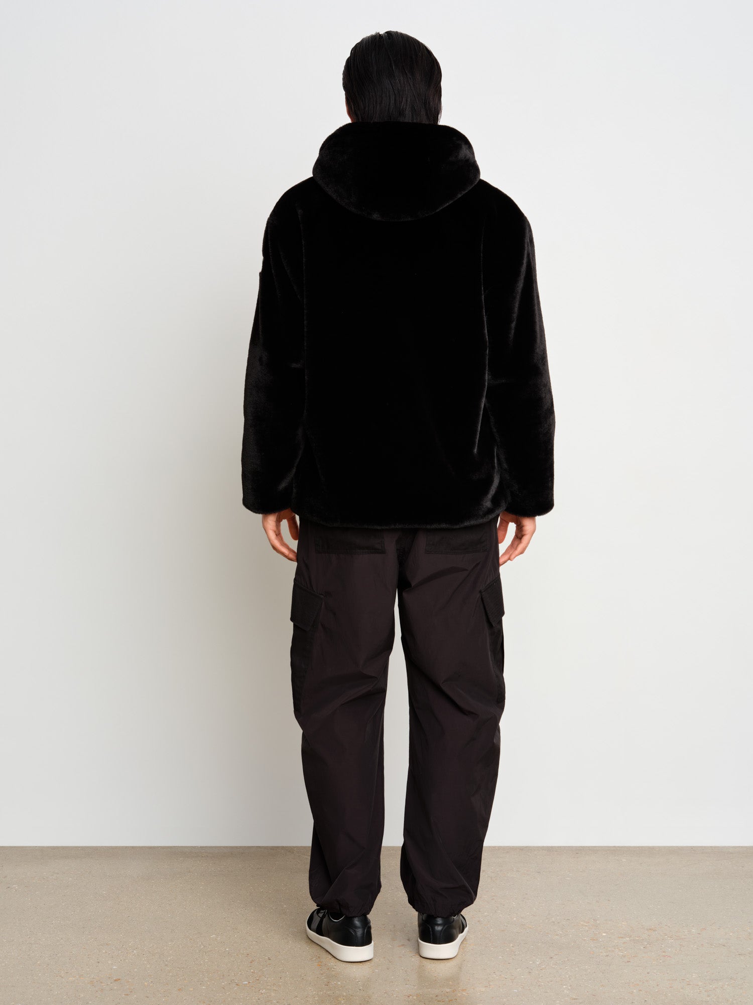 モデル身長187cm、着用サイズ3、着用カラーBLACK