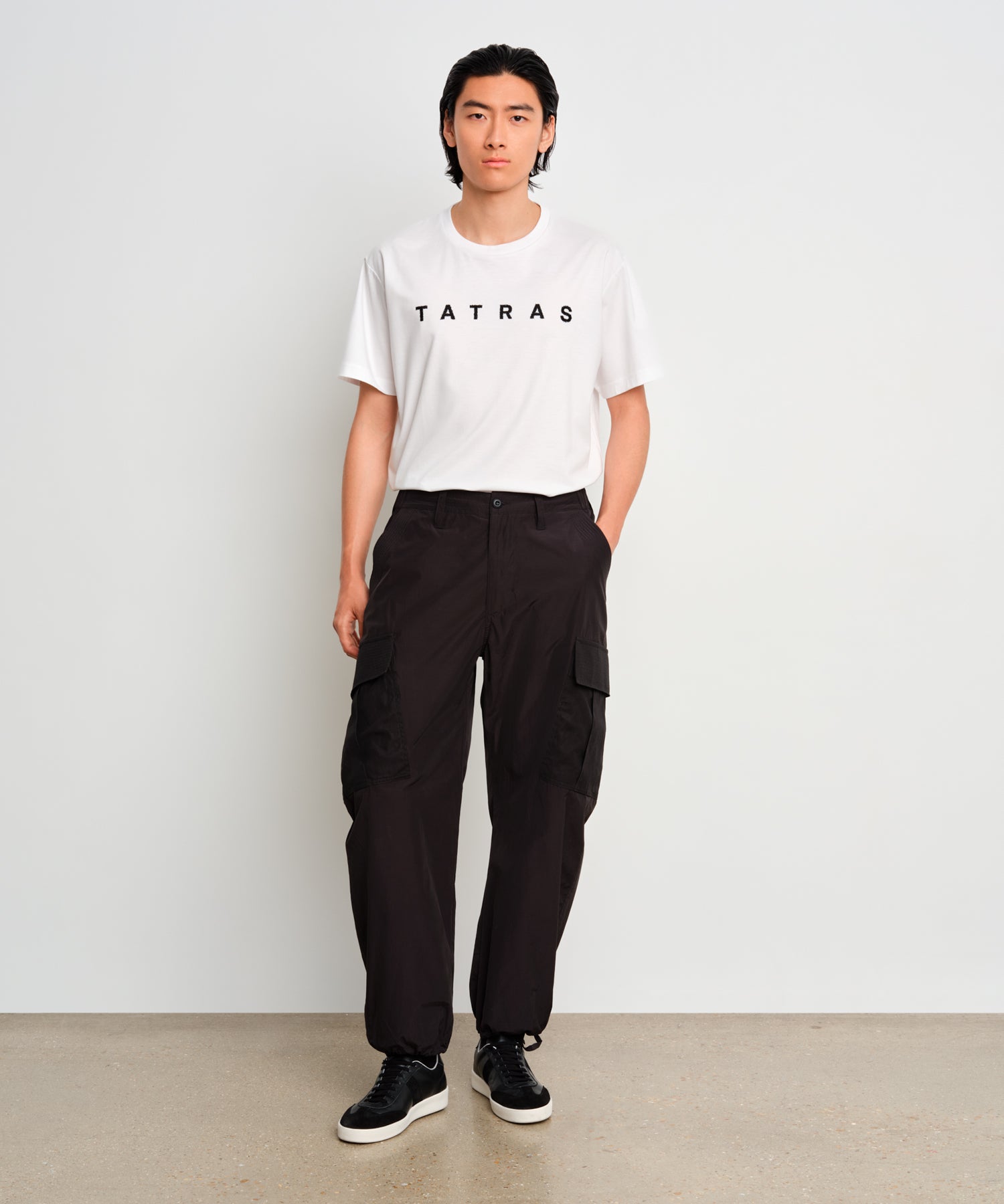 モデル身長187cm、着用サイズ3、着用カラーBLACK