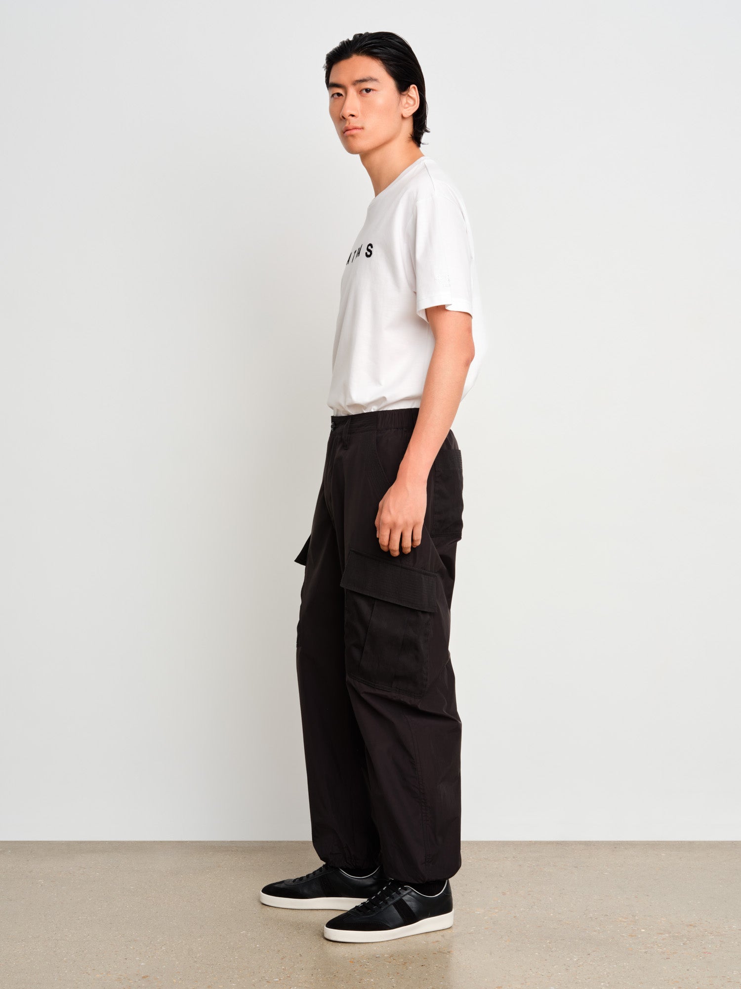 モデル身長187cm、着用サイズ3、着用カラーBLACK