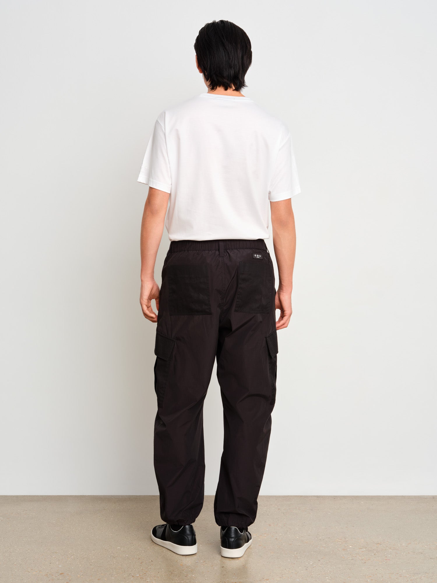 モデル身長187cm、着用サイズ3、着用カラーBLACK