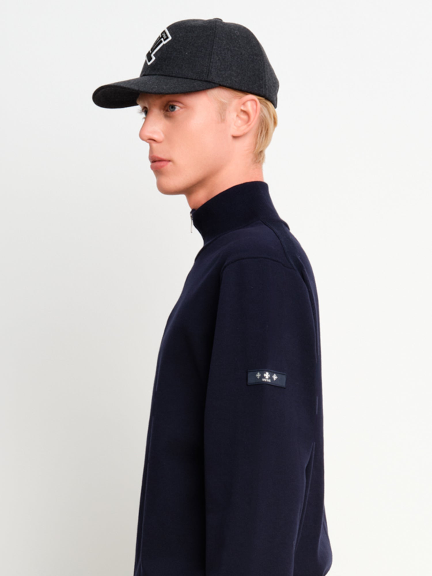 モデル身長187cm、着用サイズF、着用カラーC.GRAY