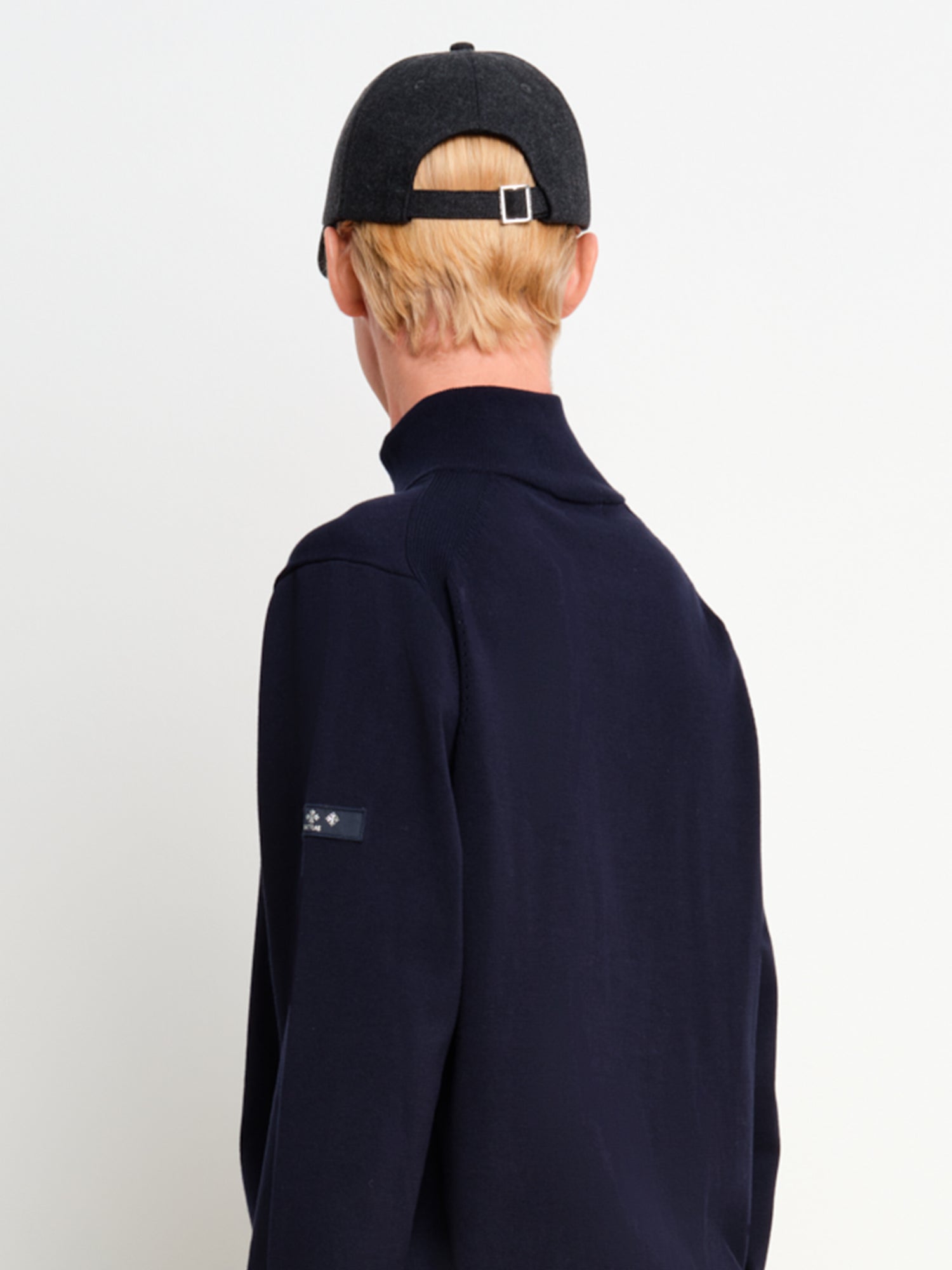 モデル身長187cm、着用サイズF、着用カラーC.GRAY