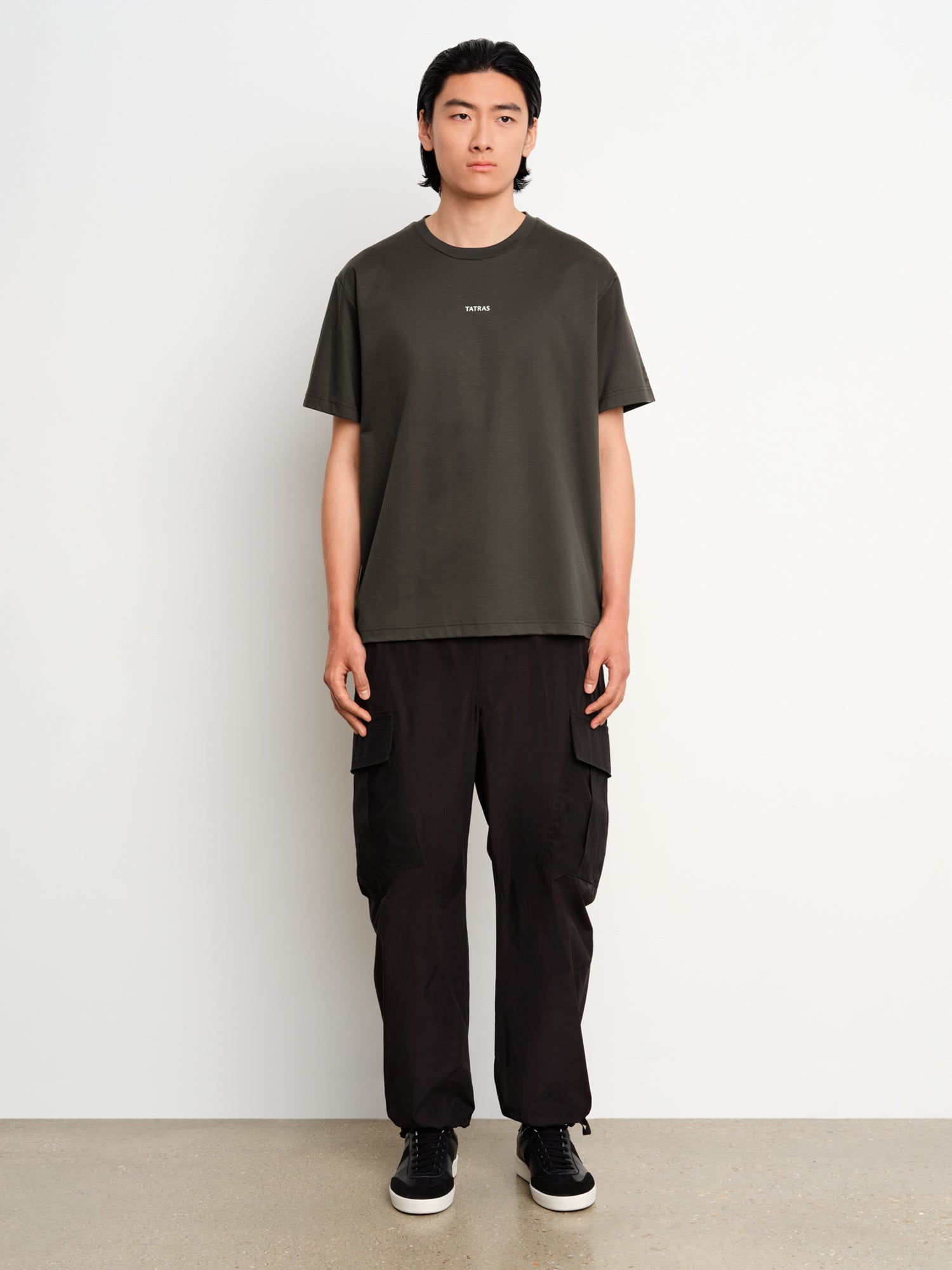 モデル身長187cm、着用サイズ3、着用カラーC.GRAY