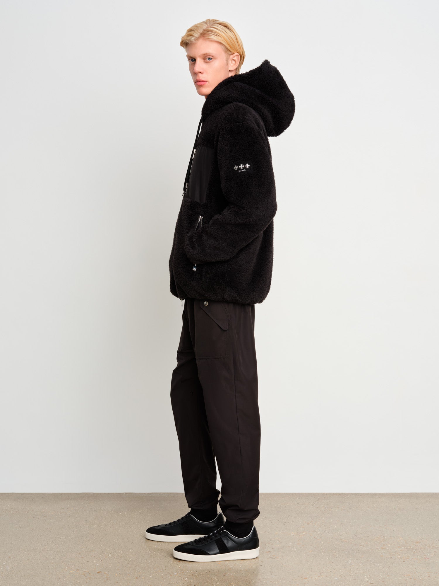 モデル身長187cm、着用サイズ3、着用カラーBLACK