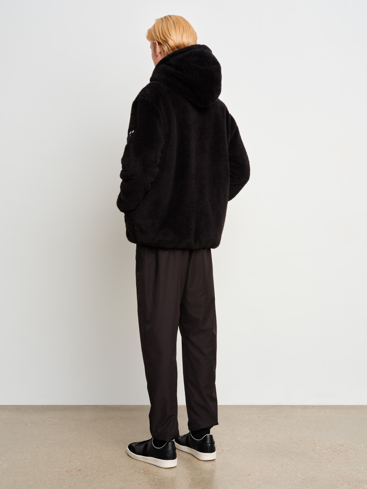 モデル身長187cm、着用サイズ3、着用カラーBLACK