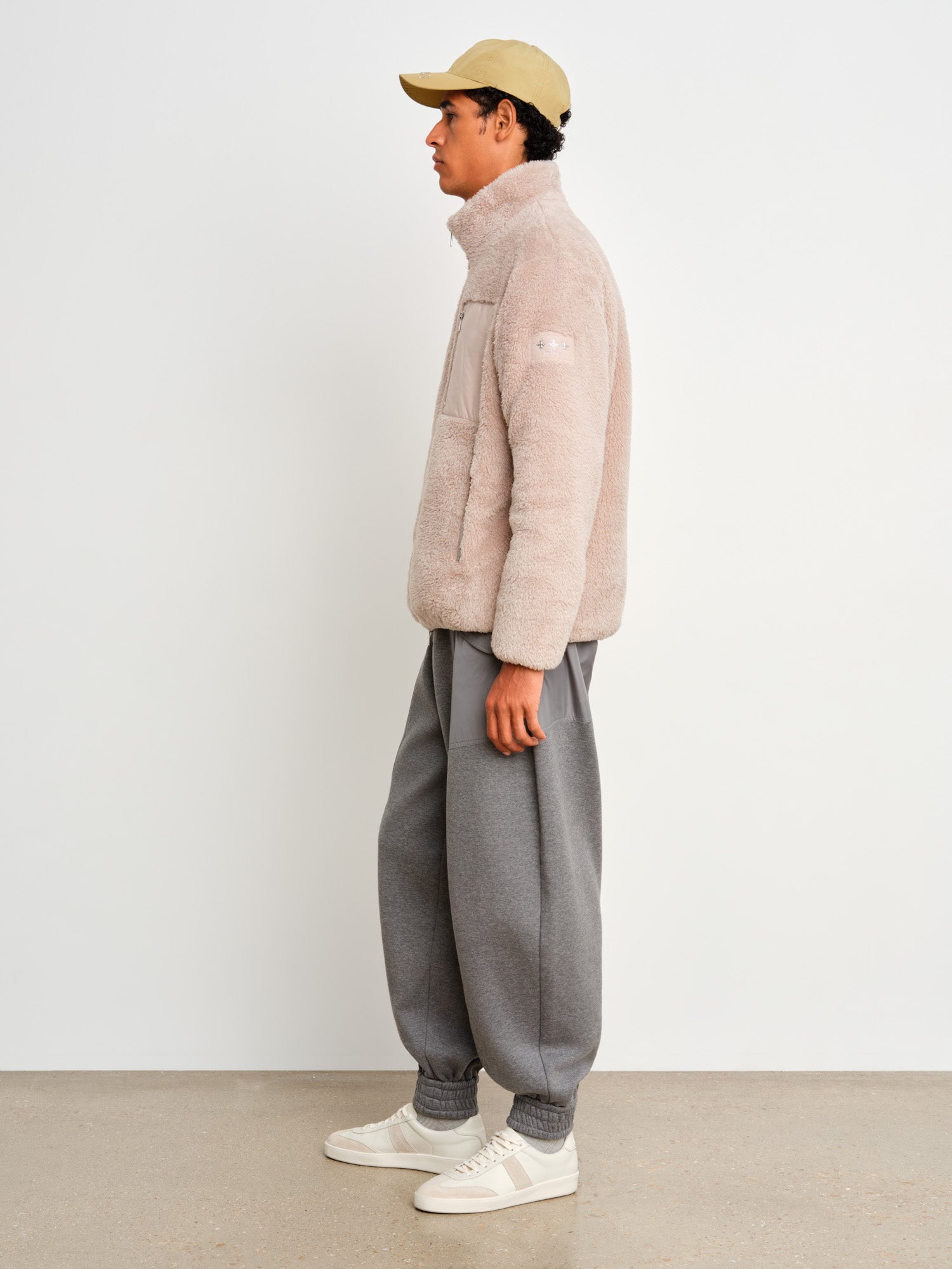 モデル身長187cm、着用サイズ3、着用カラーL.GRAY