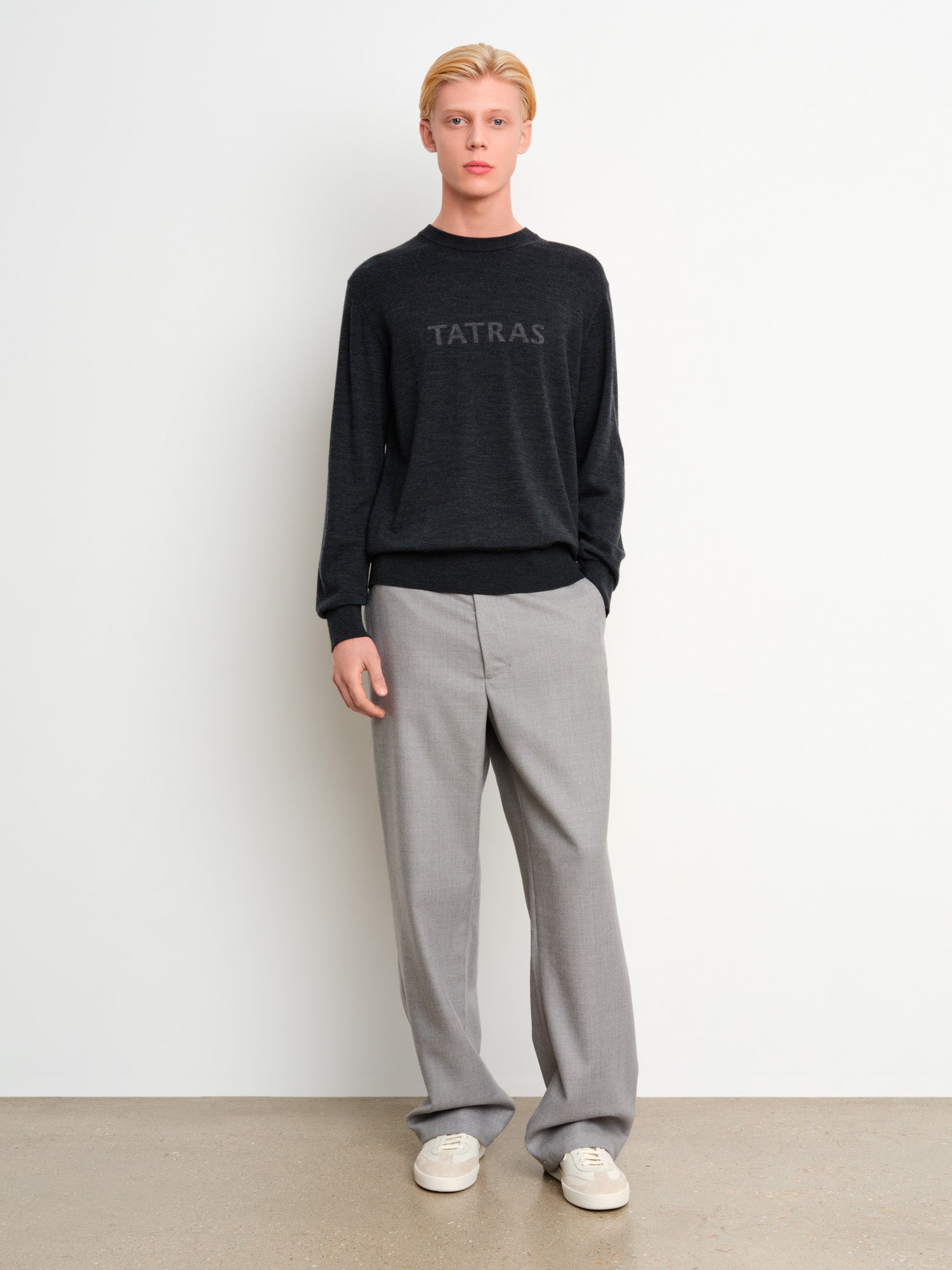 モデル身長187cm、着用サイズ3、着用カラーC.GRAY