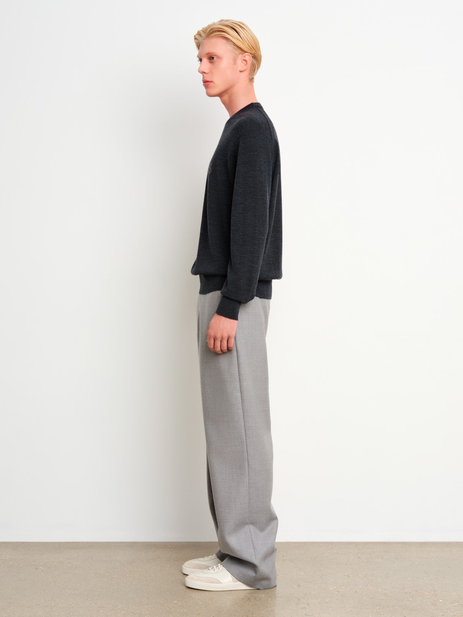 モデル身長187cm、着用サイズ3、着用カラーC.GRAY