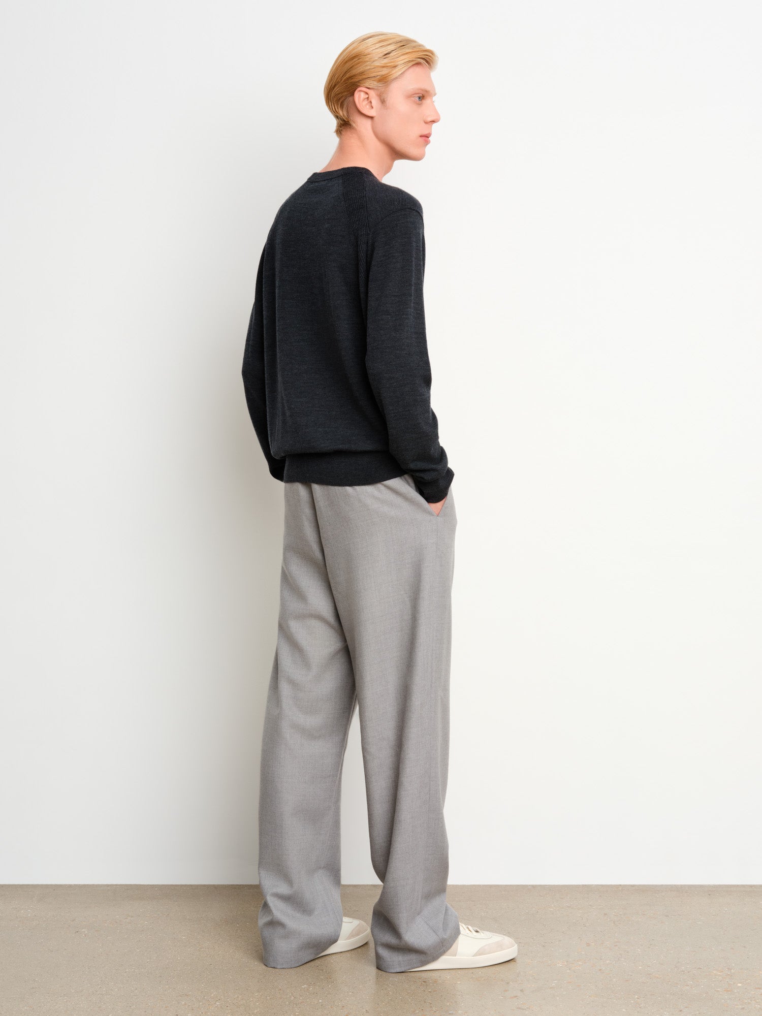 モデル身長187cm、着用サイズ3、着用カラーC.GRAY