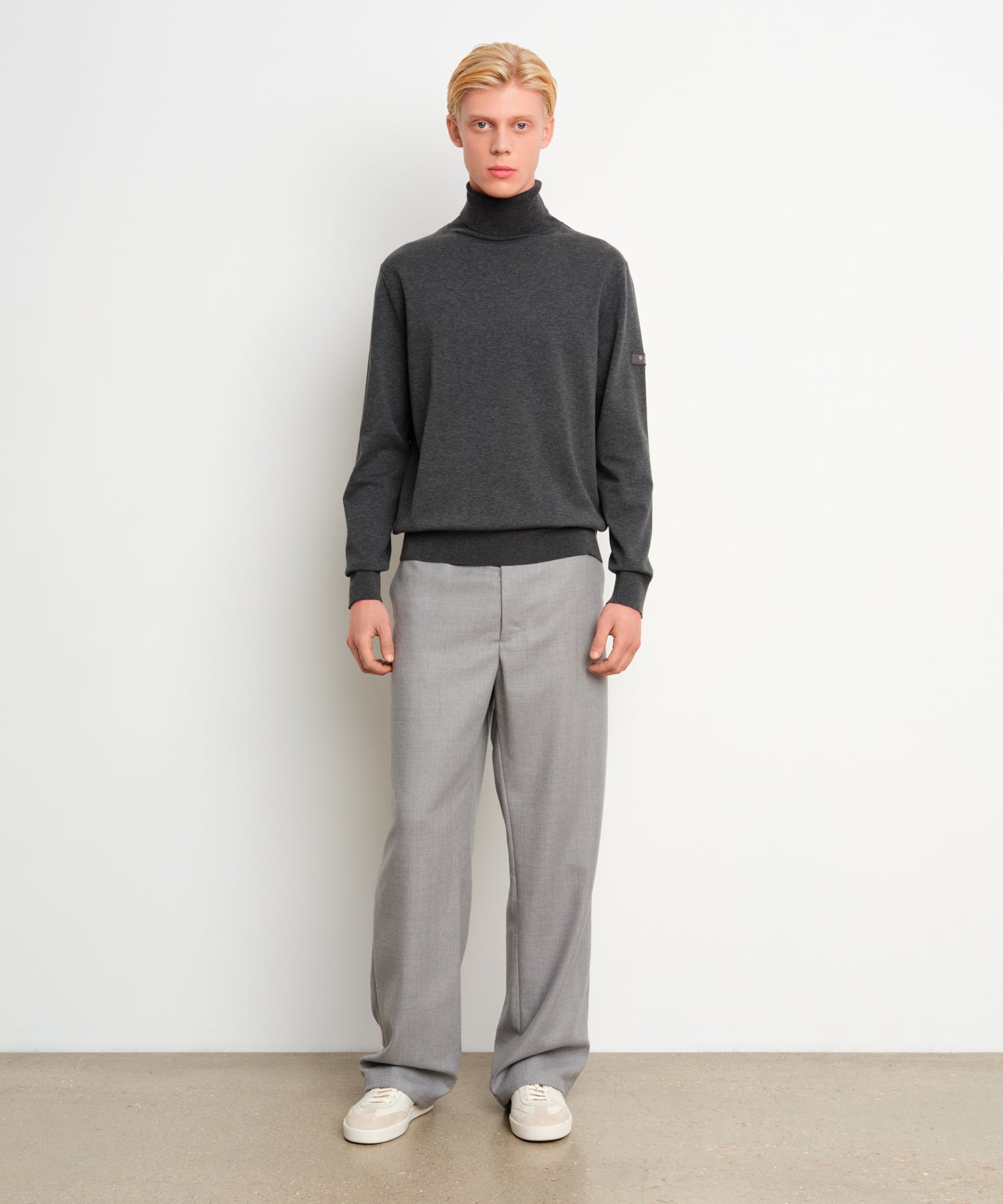 モデル身長187cm、着用サイズ3、着用カラーC.GRAY