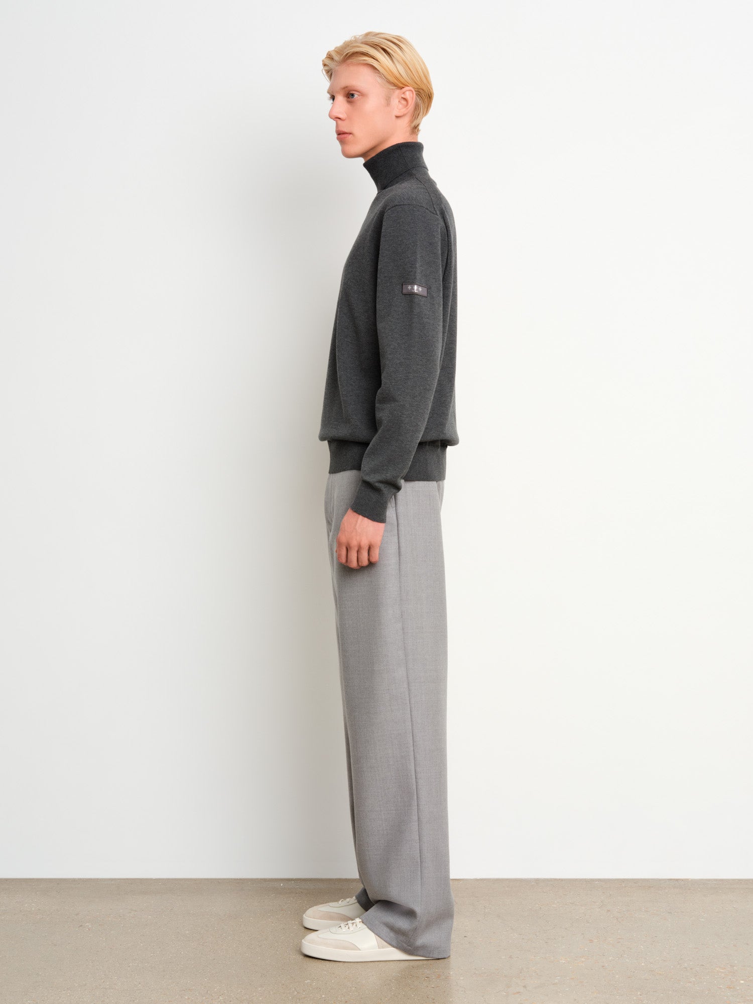 モデル身長187cm、着用サイズ3、着用カラーC.GRAY
