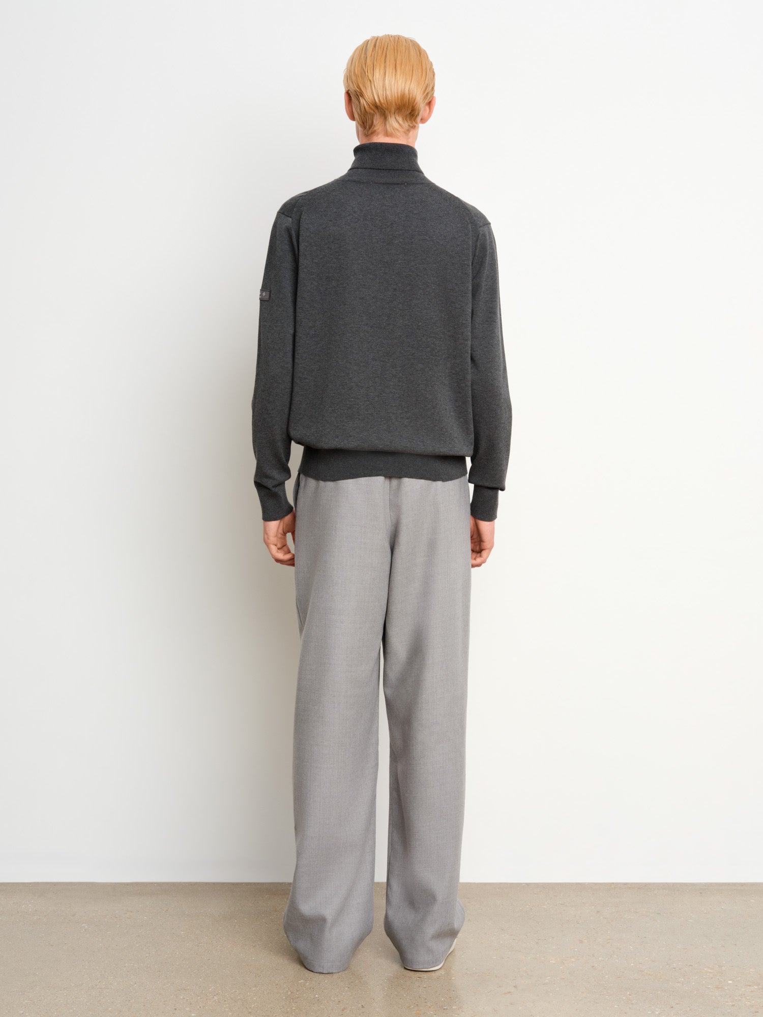 モデル身長187cm、着用サイズ3、着用カラーC.GRAY