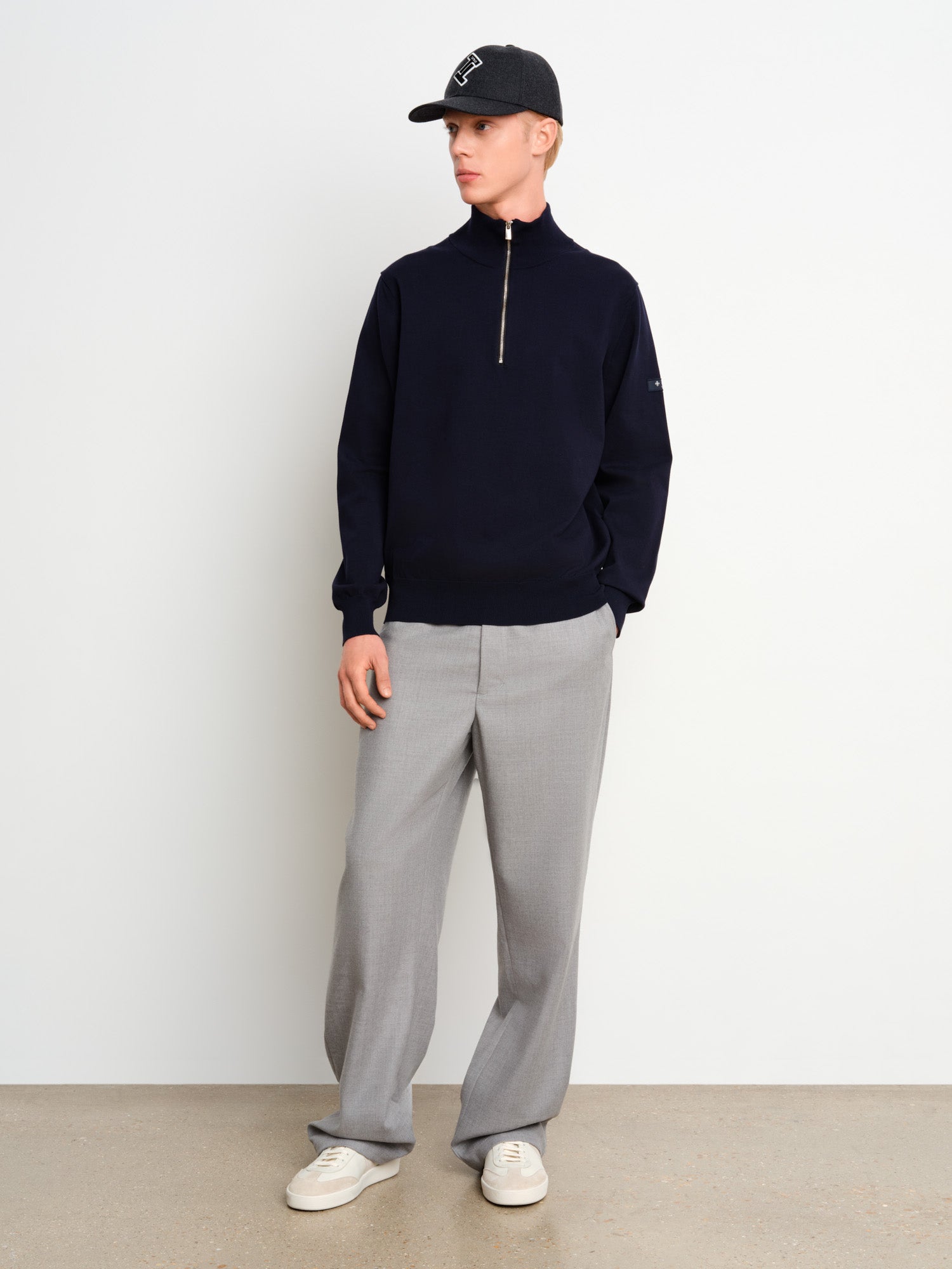 モデル身長187cm、着用サイズ3、着用カラーD.NAVY