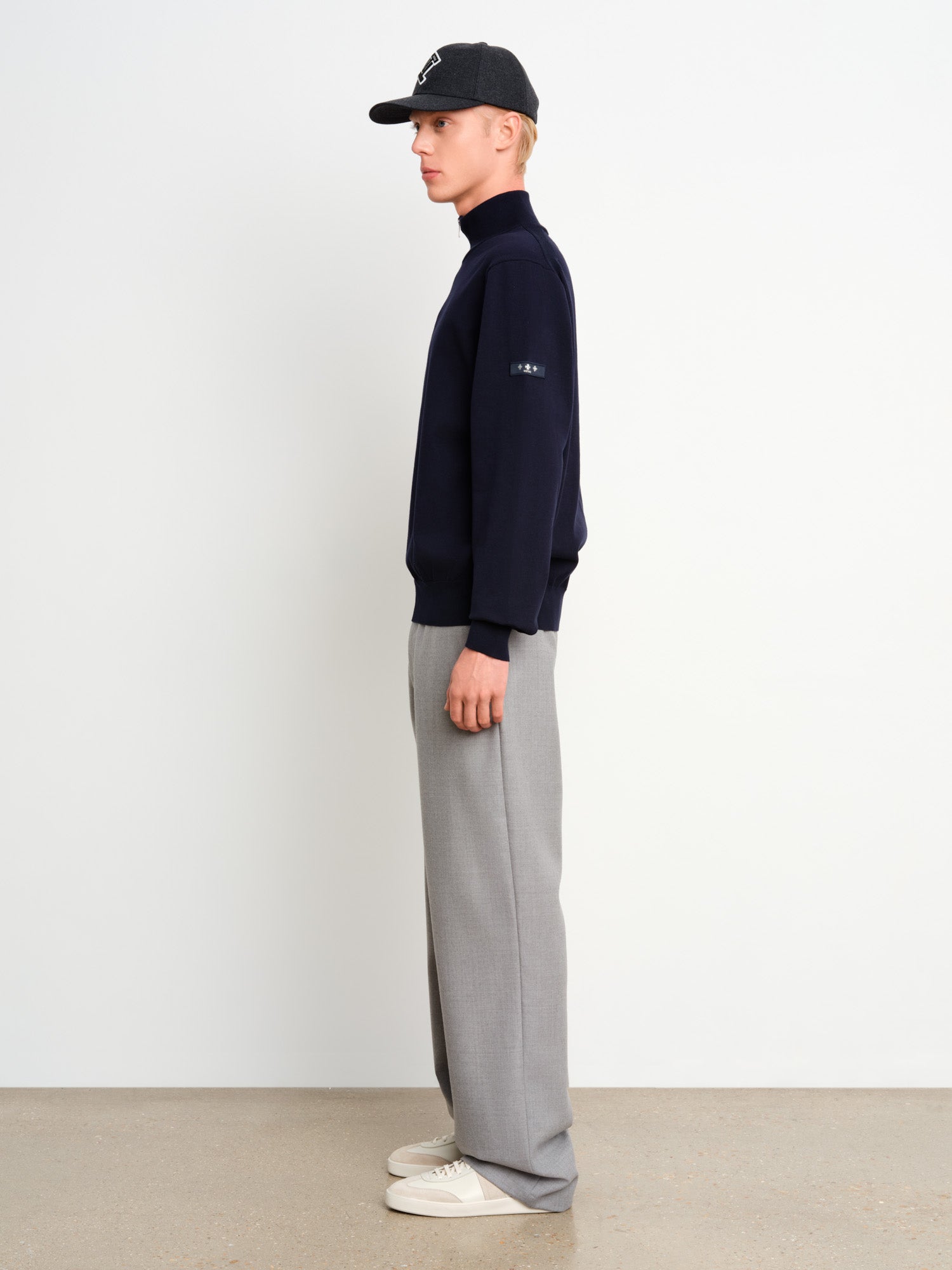 モデル身長187cm、着用サイズ3、着用カラーD.NAVY