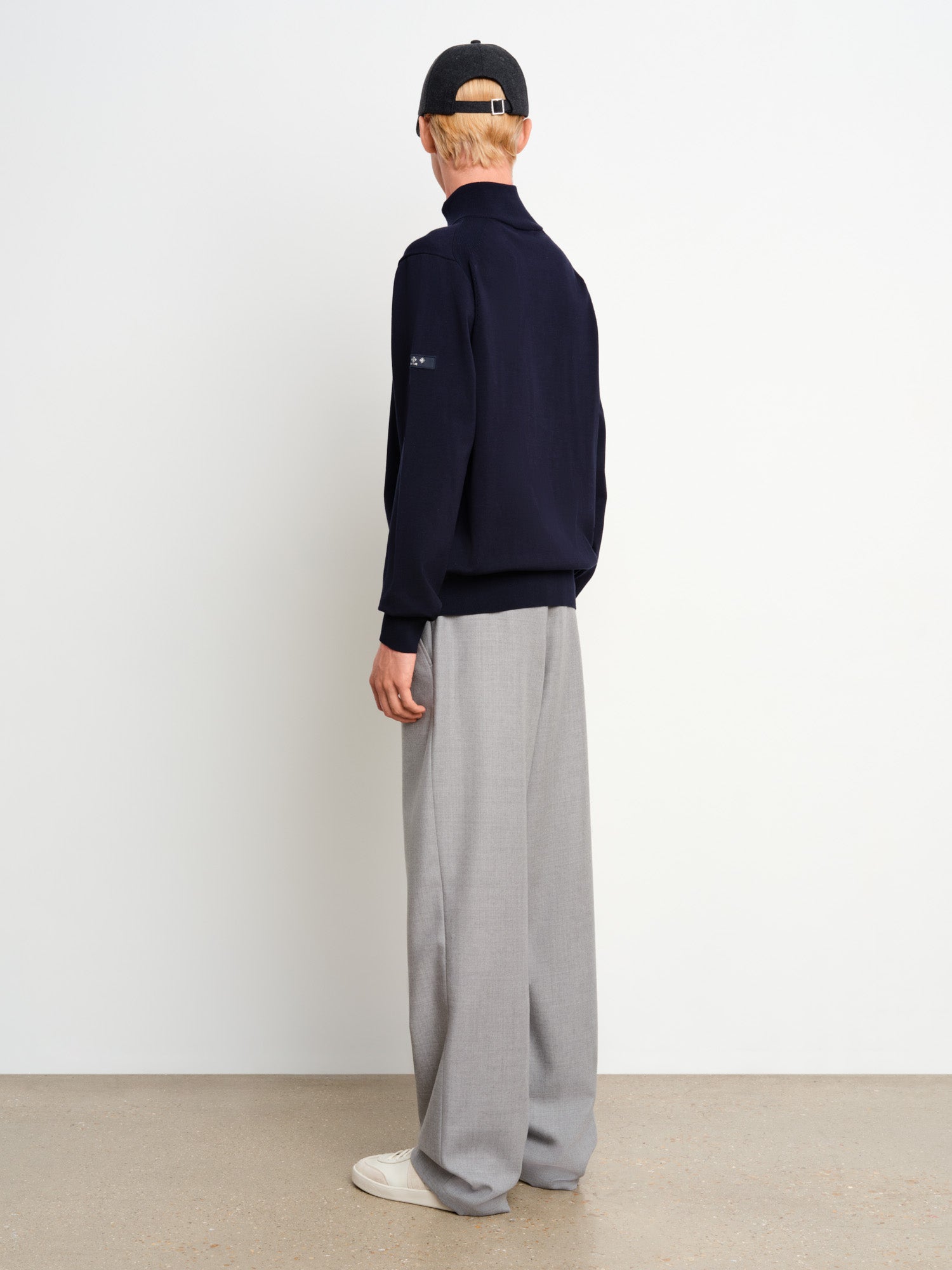 モデル身長187cm、着用サイズ3、着用カラーD.NAVY