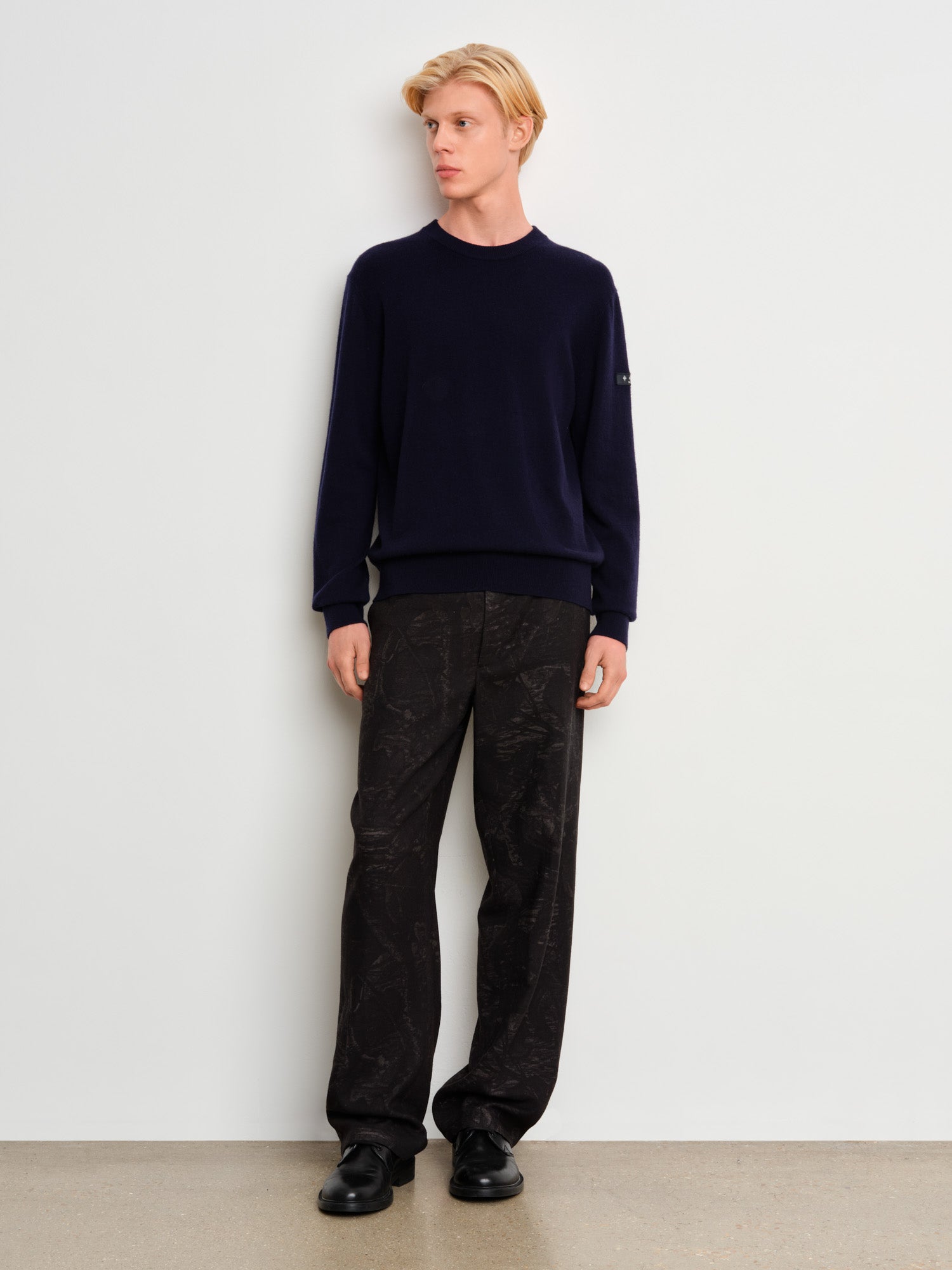 モデル身長187cm、着用サイズ3、着用カラーD.NAVY