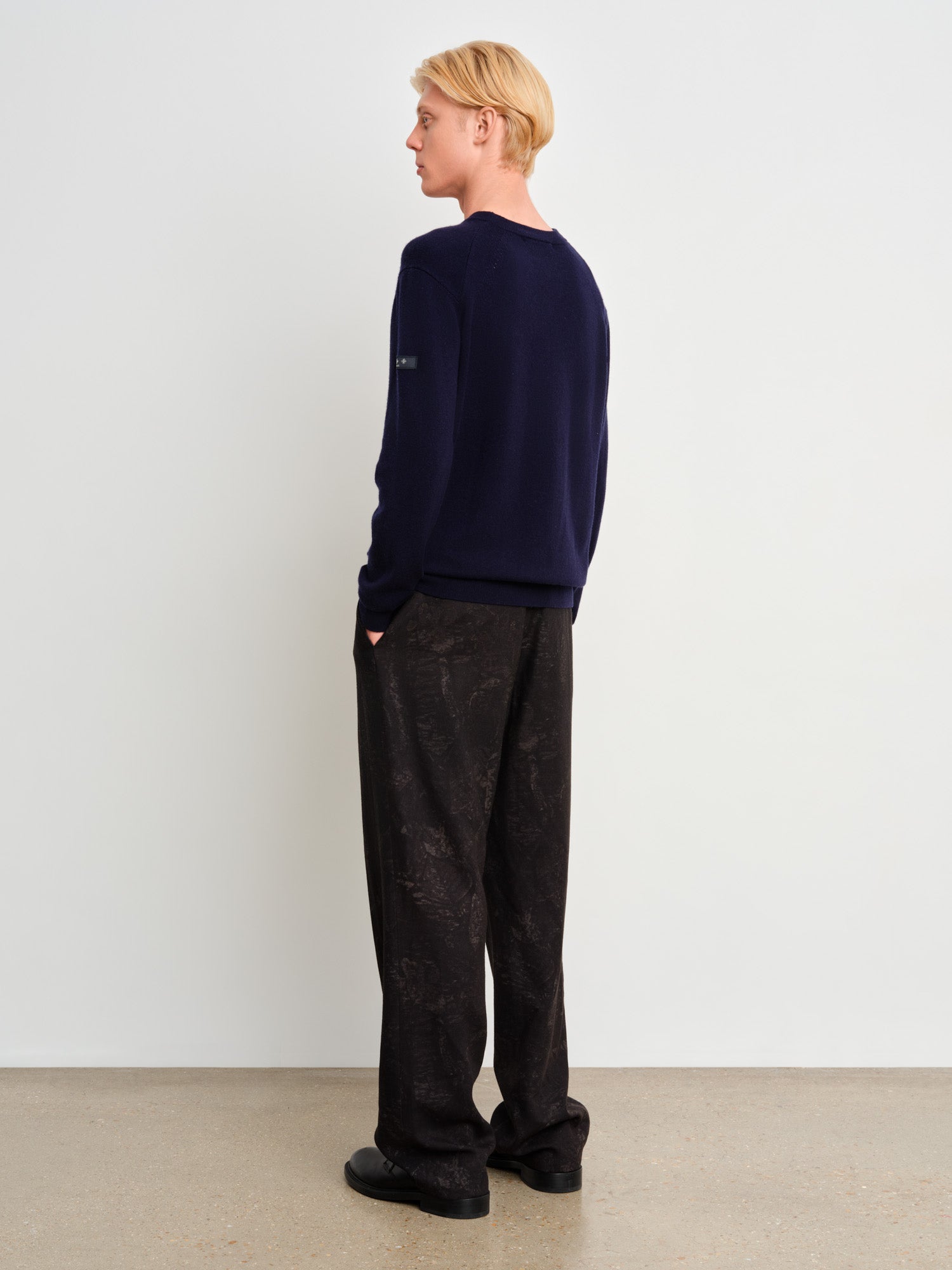 モデル身長187cm、着用サイズ3、着用カラーD.NAVY