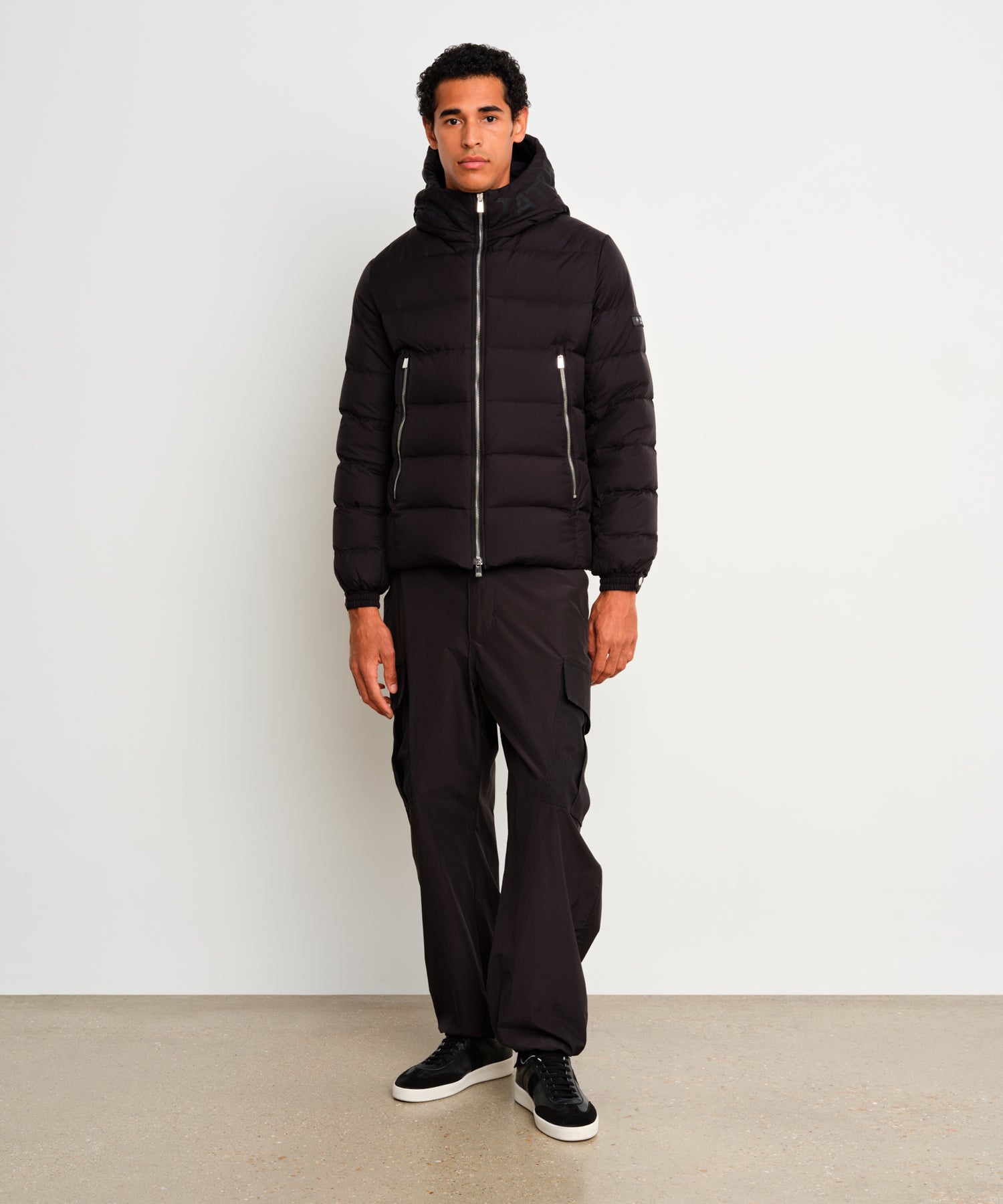 モデル身長187cm、着用サイズ3、着用カラーBLACK