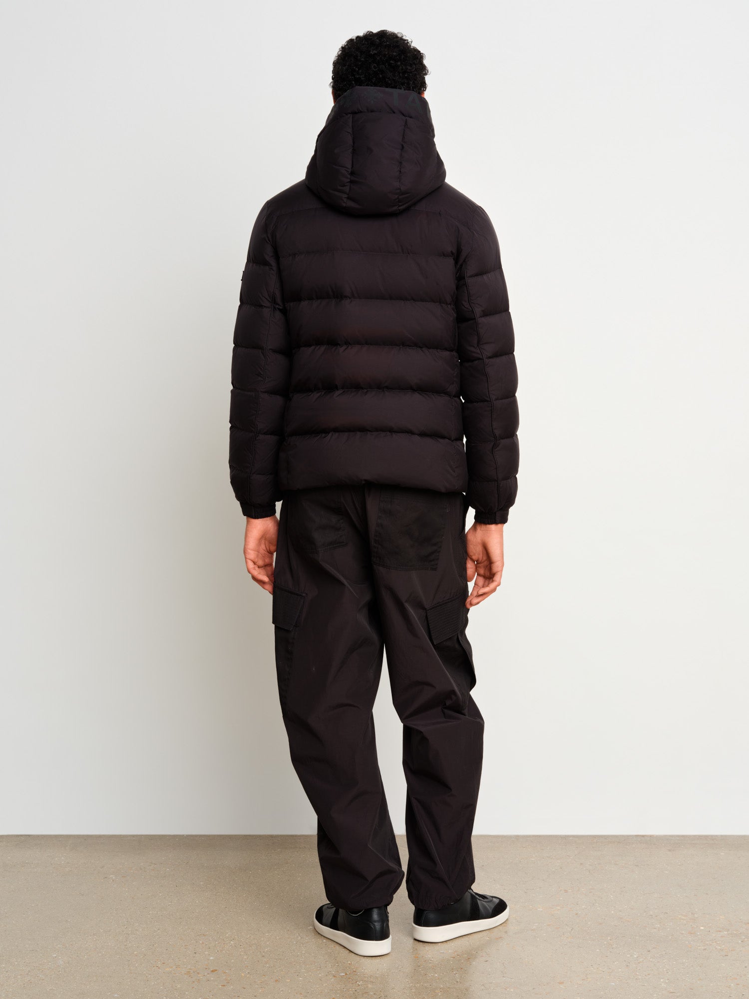 モデル身長187cm、着用サイズ3、着用カラーBLACK