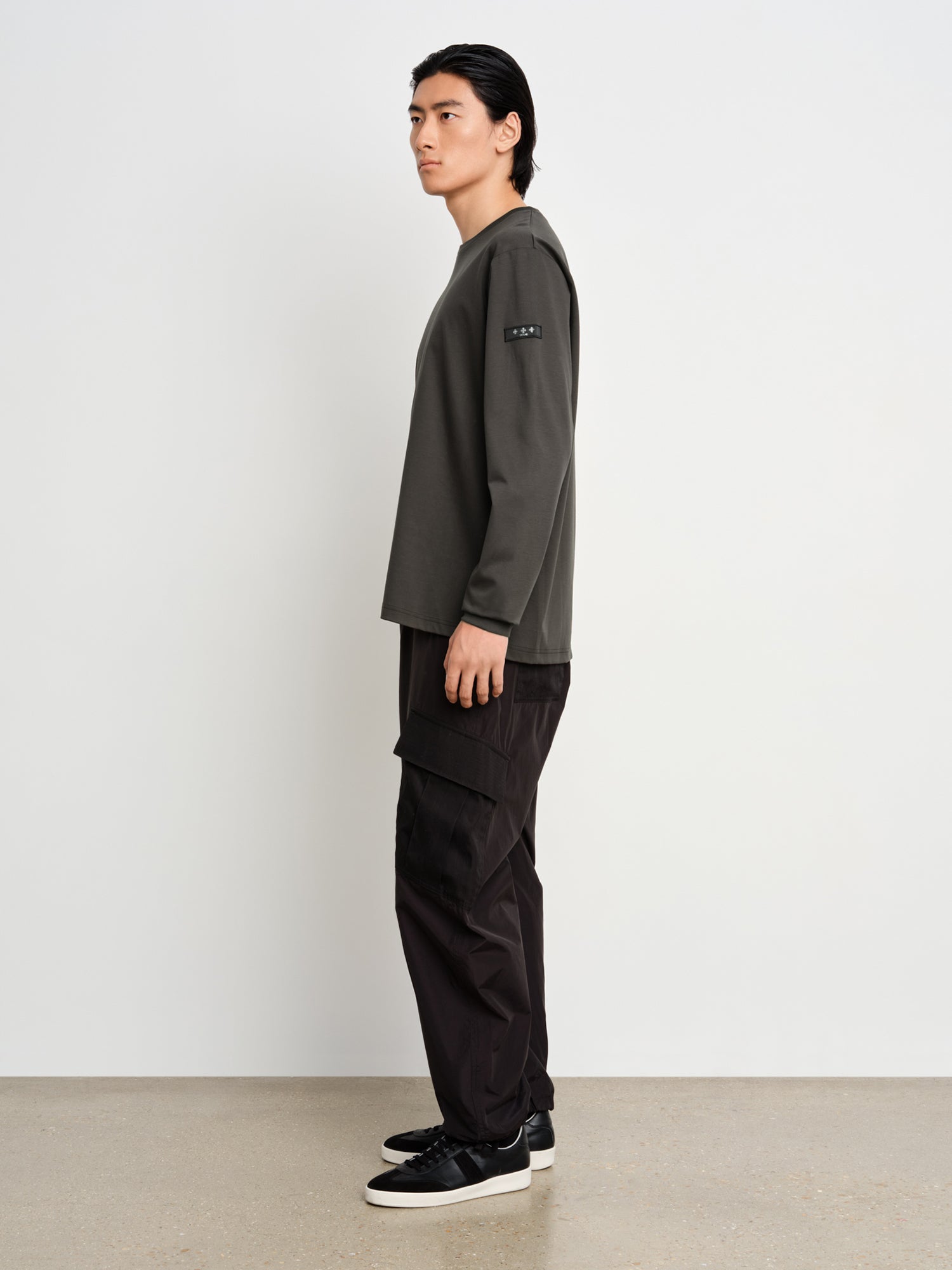 モデル身長187cm、着用サイズ3、着用カラーC.GRAY