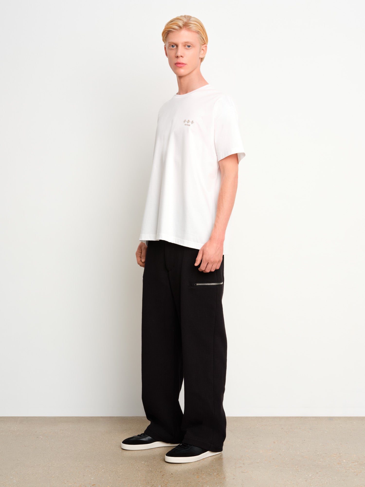 モデル身長187cm、着用サイズ3、着用カラーWHITE