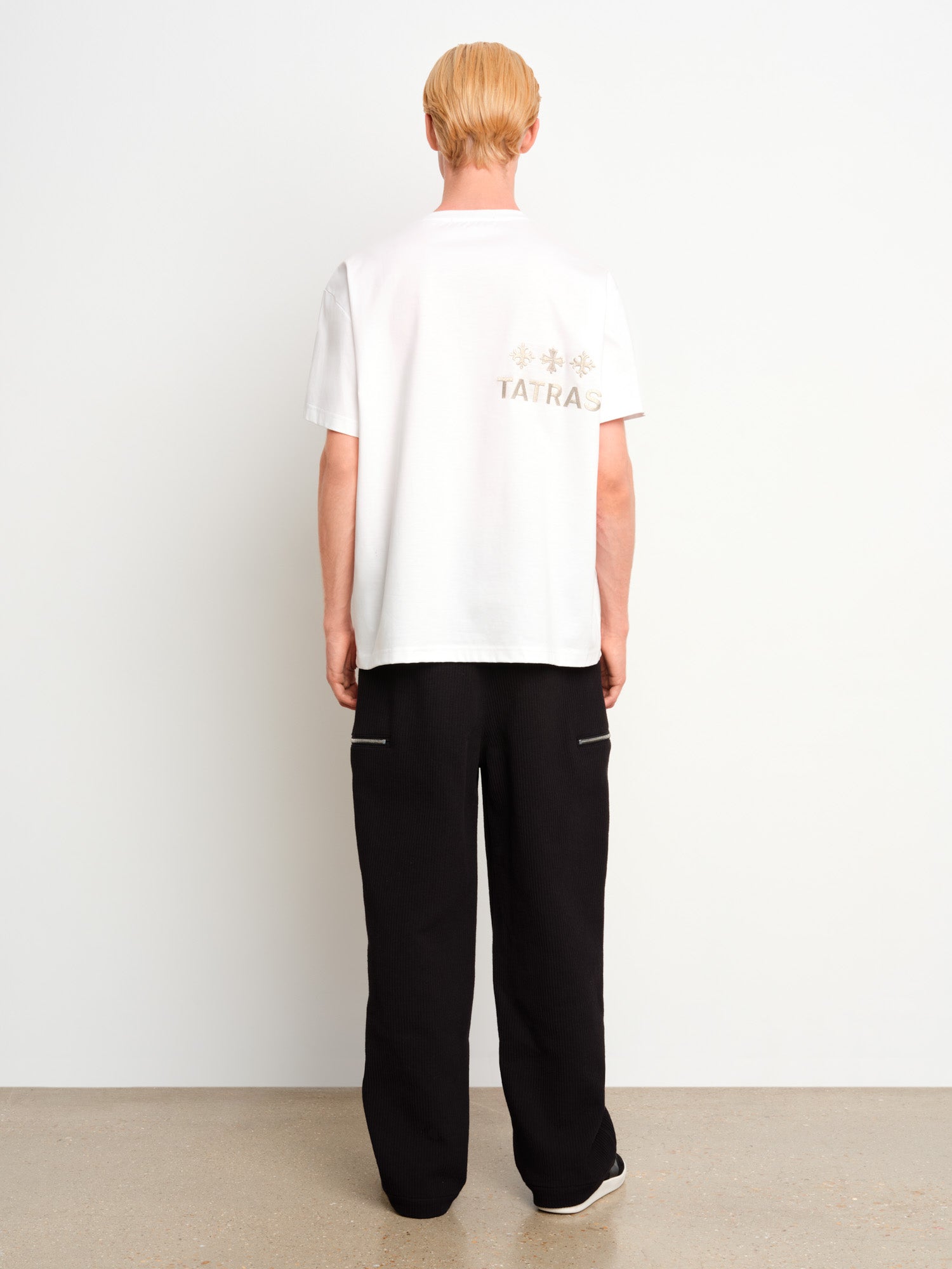 モデル身長187cm、着用サイズ3、着用カラーWHITE