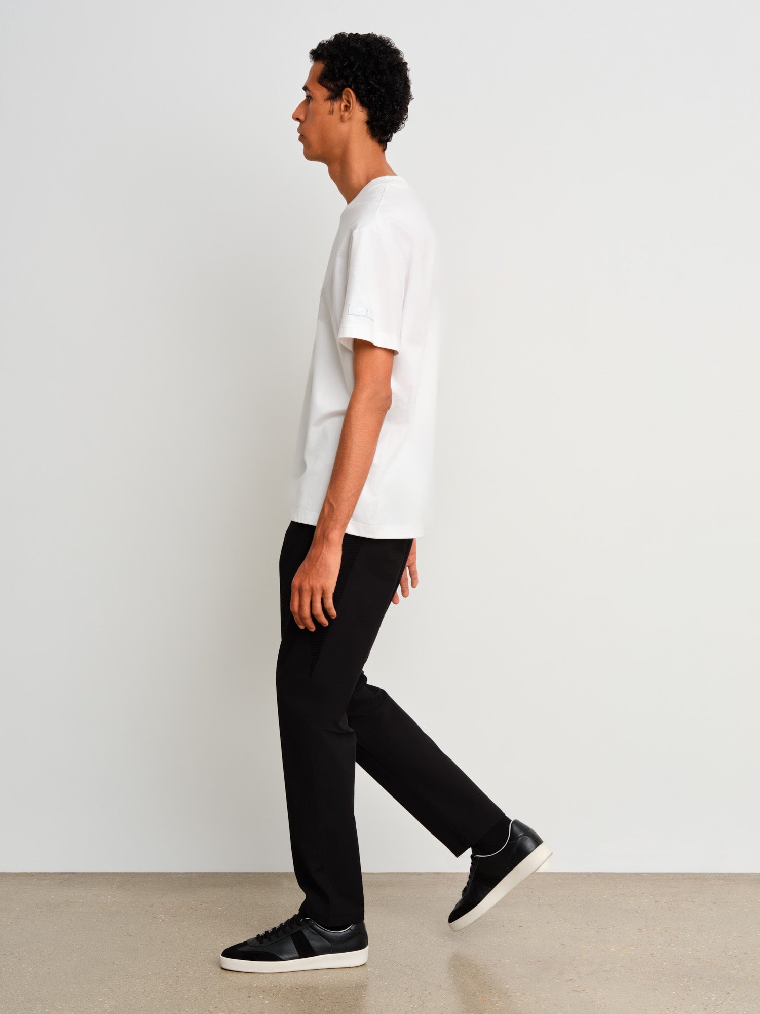 モデル身長187cm、着用サイズ3、着用カラーWHITE
