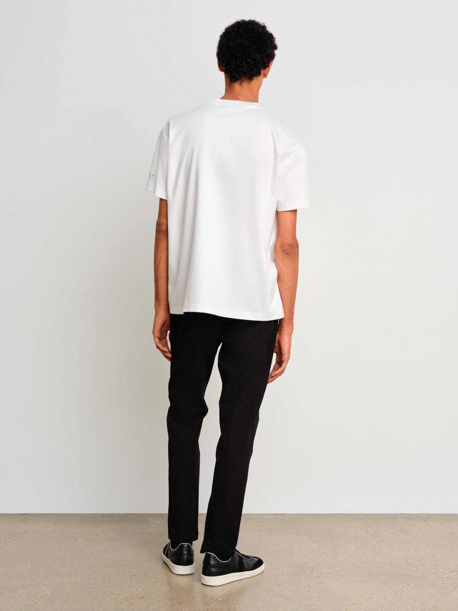 モデル身長187cm、着用サイズ3、着用カラーWHITE