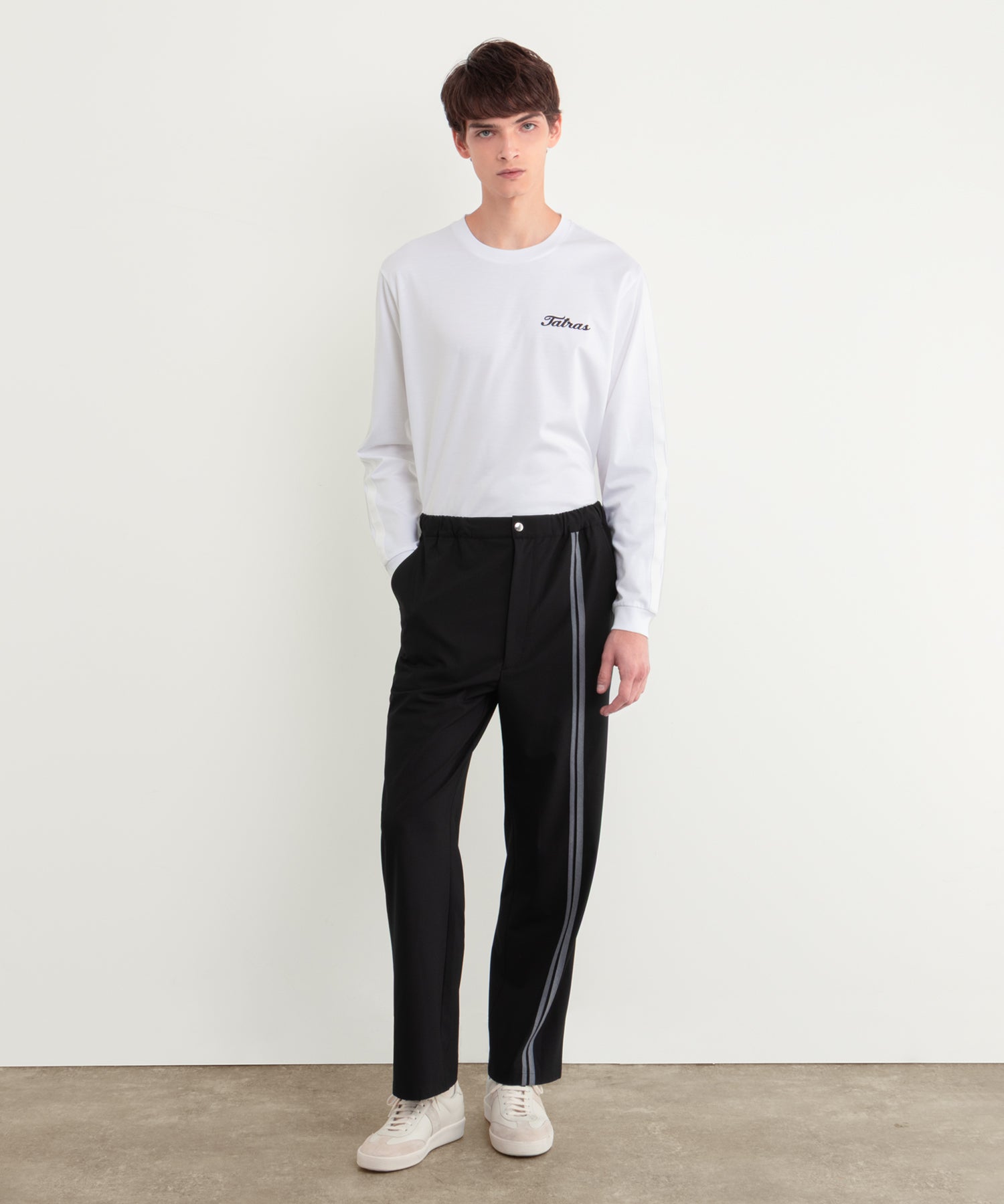 モデル身長177cm、着用サイズ3、着用カラーBLACK