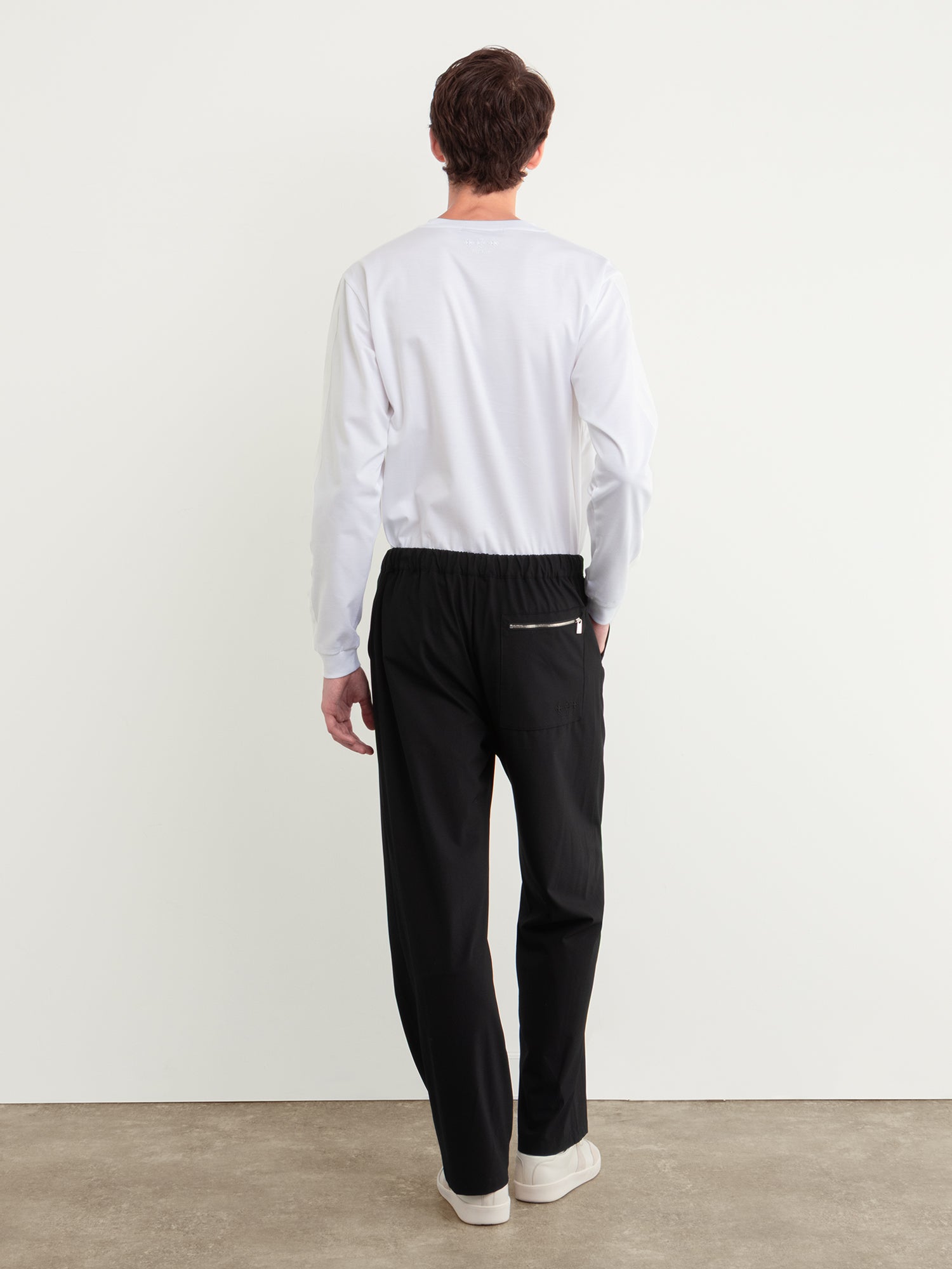 モデル身長177cm、着用サイズ3、着用カラーBLACK