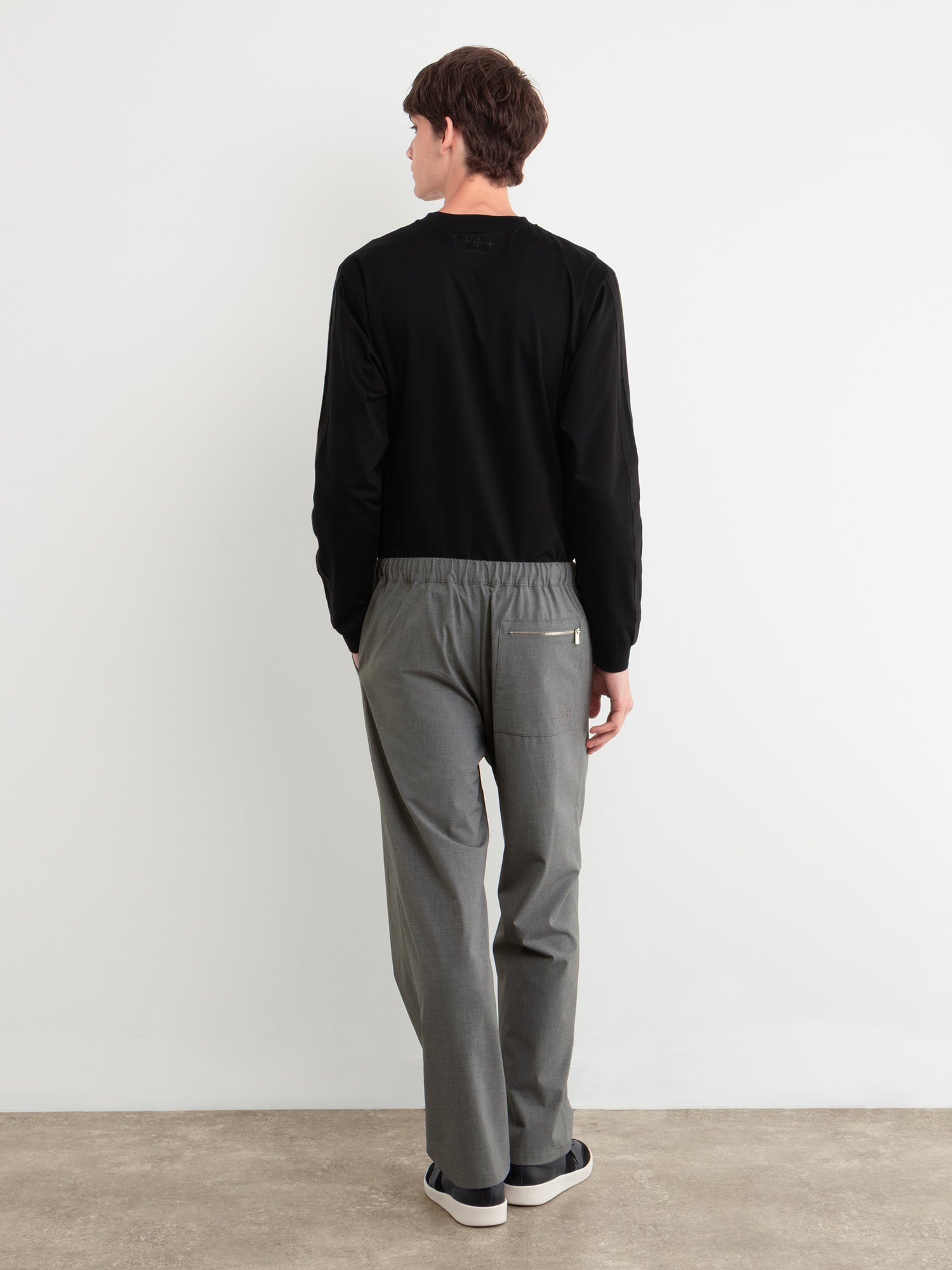 モデル身長177cm、着用サイズ3、着用カラーGRAY