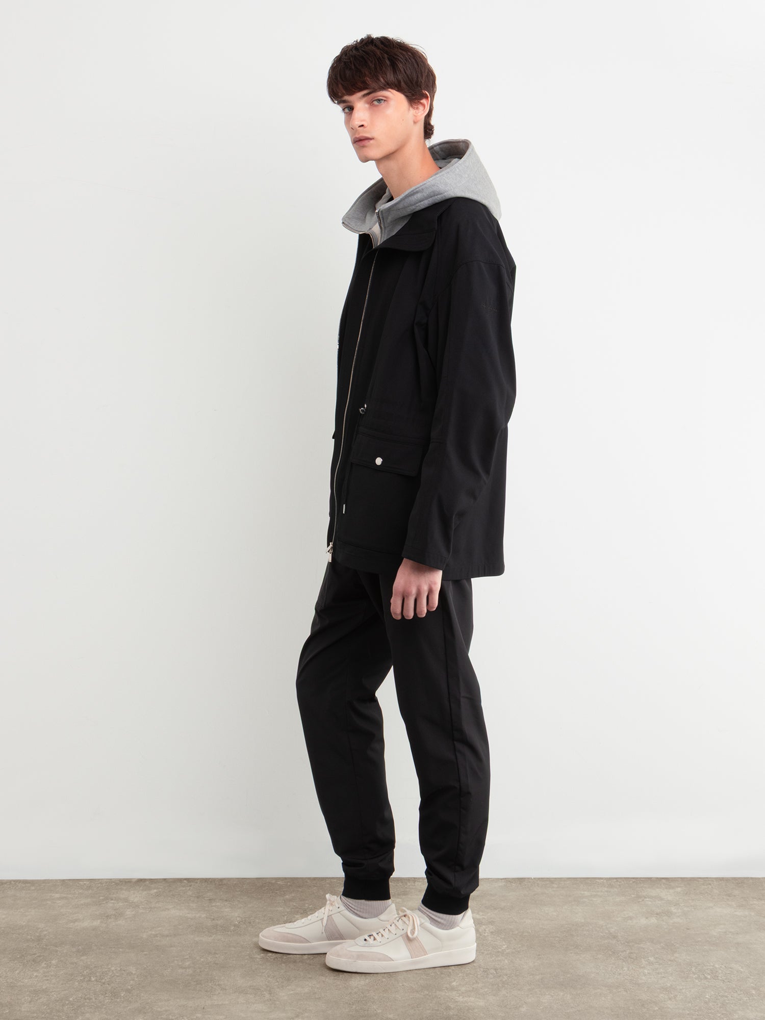 モデル身長177cm、着用サイズ3、着用カラーBLACK