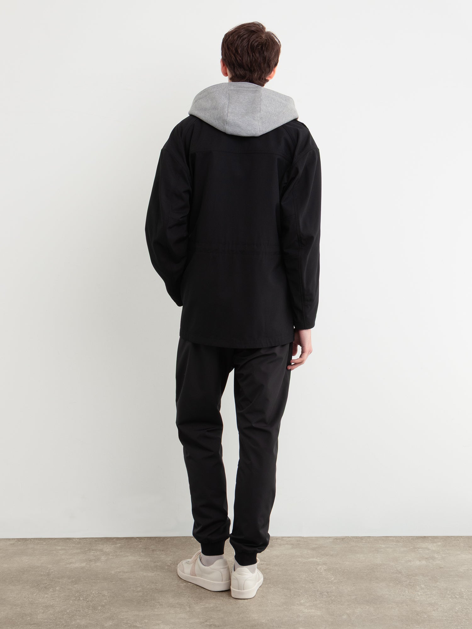 モデル身長177cm、着用サイズ3、着用カラーBLACK