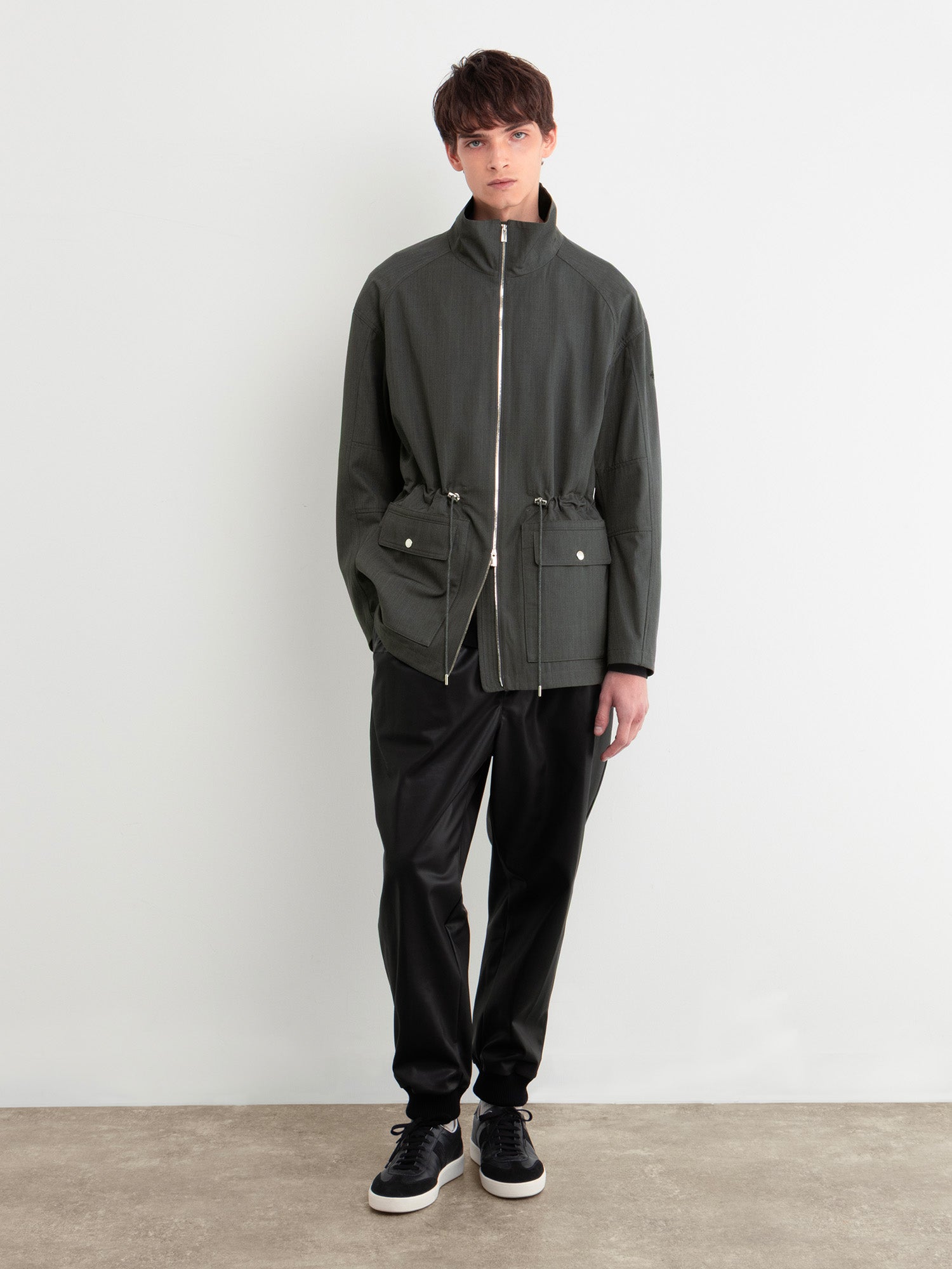 モデル身長177cm、着用サイズ3、着用カラーGRAY