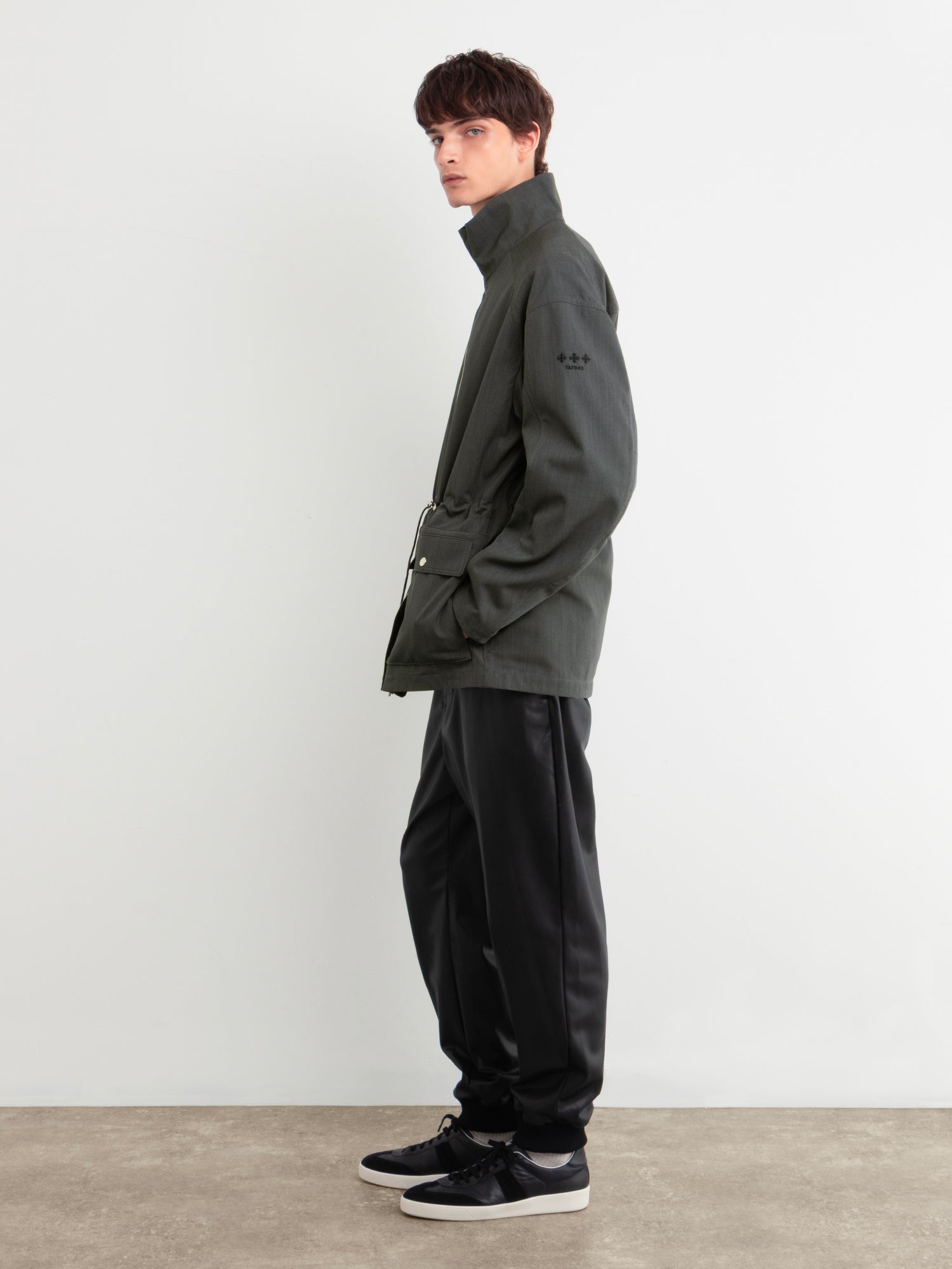 モデル身長177cm、着用サイズ3、着用カラーGRAY