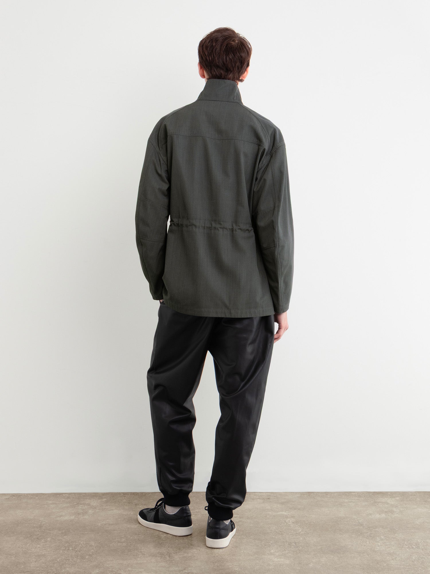 モデル身長177cm、着用サイズ3、着用カラーGRAY