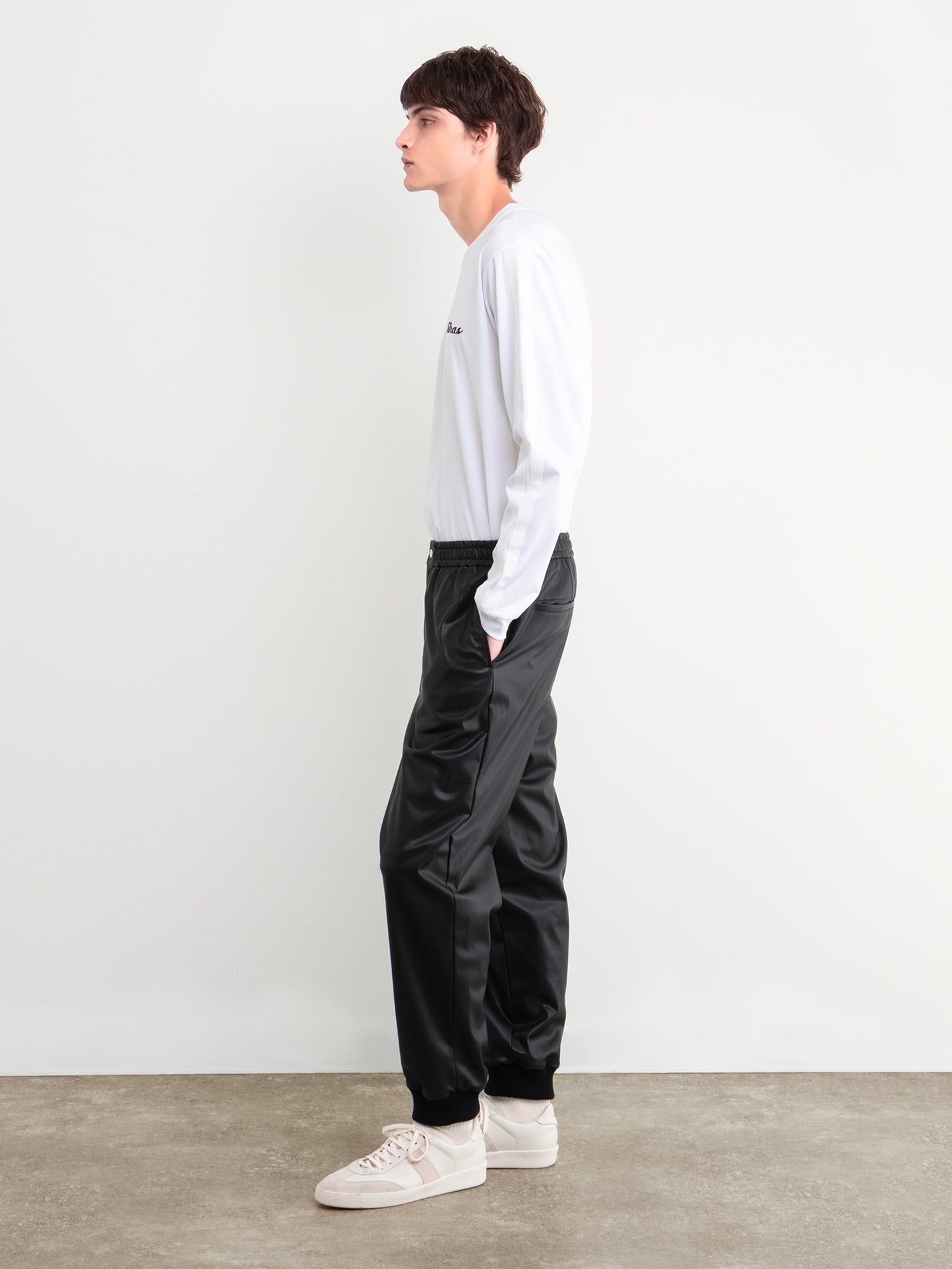 モデル身長177cm、着用サイズ3、着用カラーBLACK