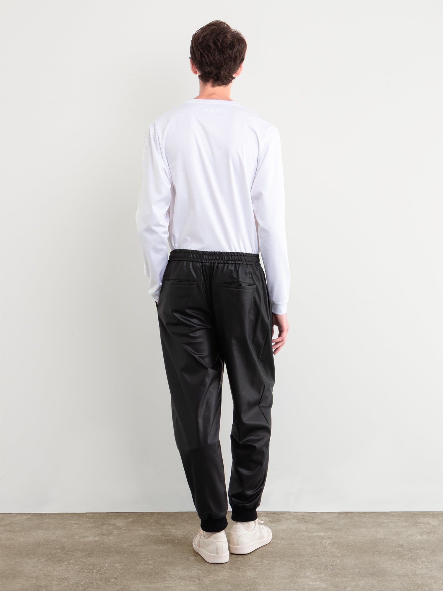 モデル身長177cm、着用サイズ3、着用カラーBLACK