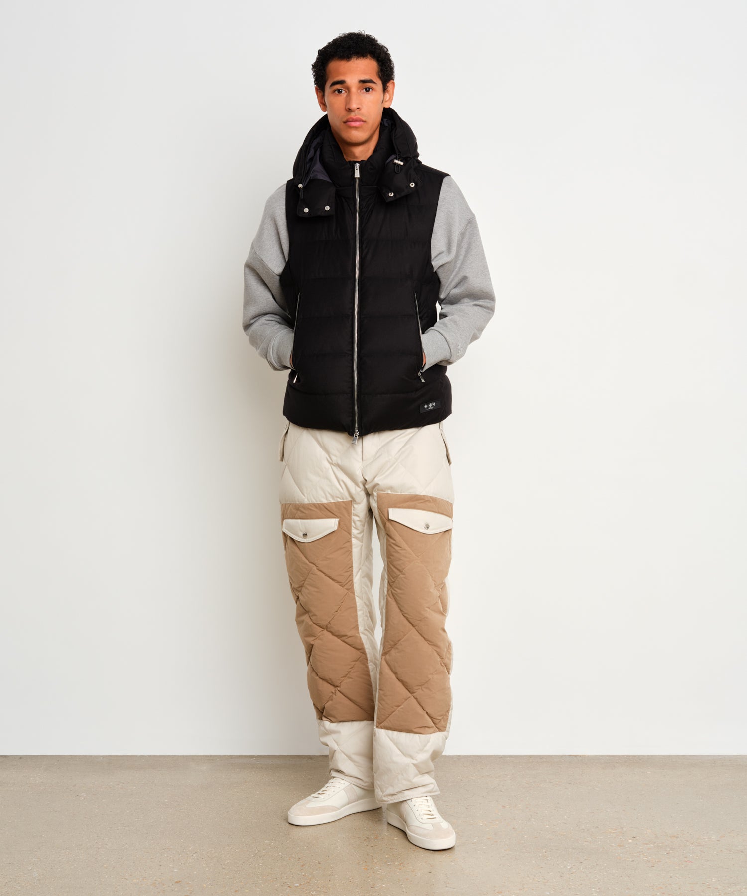 モデル身長187cm、着用サイズ3、着用カラーBLACK