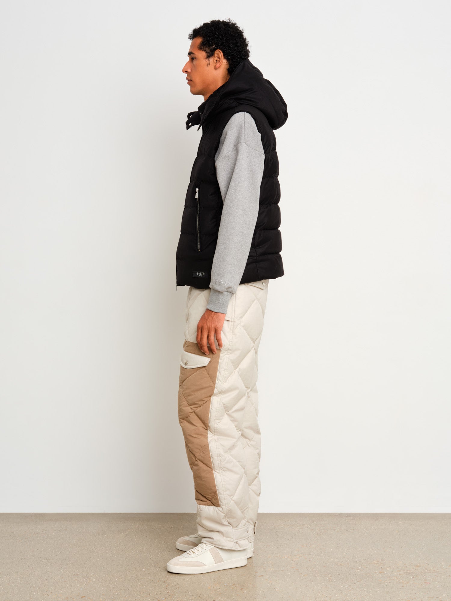 モデル身長187cm、着用サイズ3、着用カラーBLACK