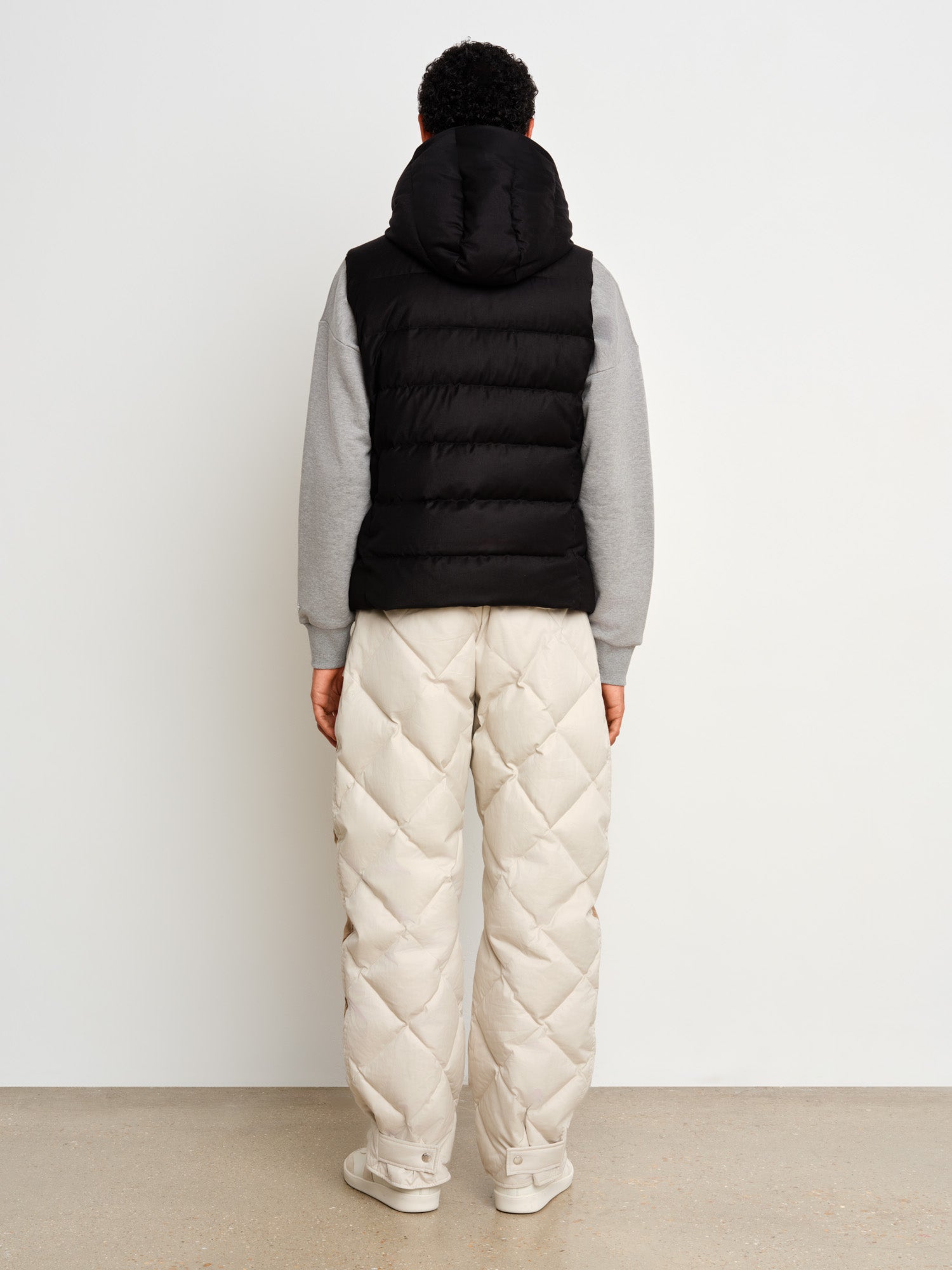 モデル身長187cm、着用サイズ3、着用カラーBLACK