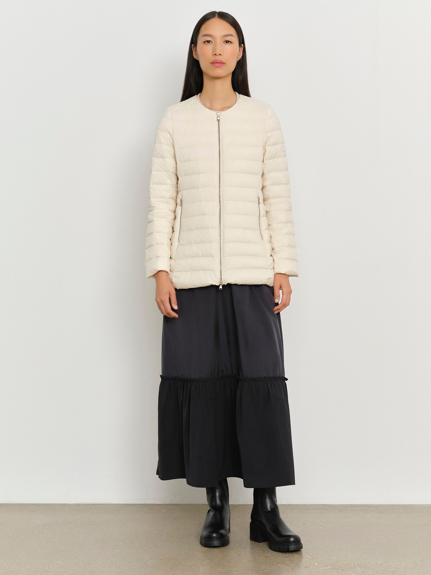 モデル身長178cm、着用サイズ2、着用カラーIVORY