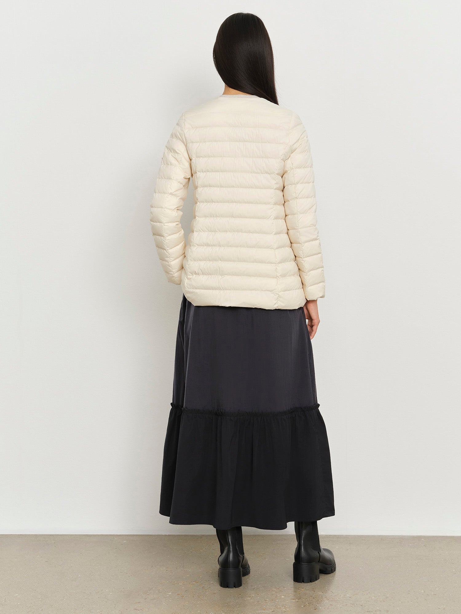 モデル身長178cm、着用サイズ2、着用カラーIVORY