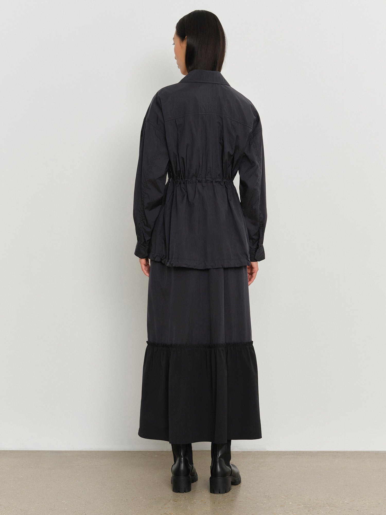 モデル身長178cm、着用サイズ2、着用カラーBLACK