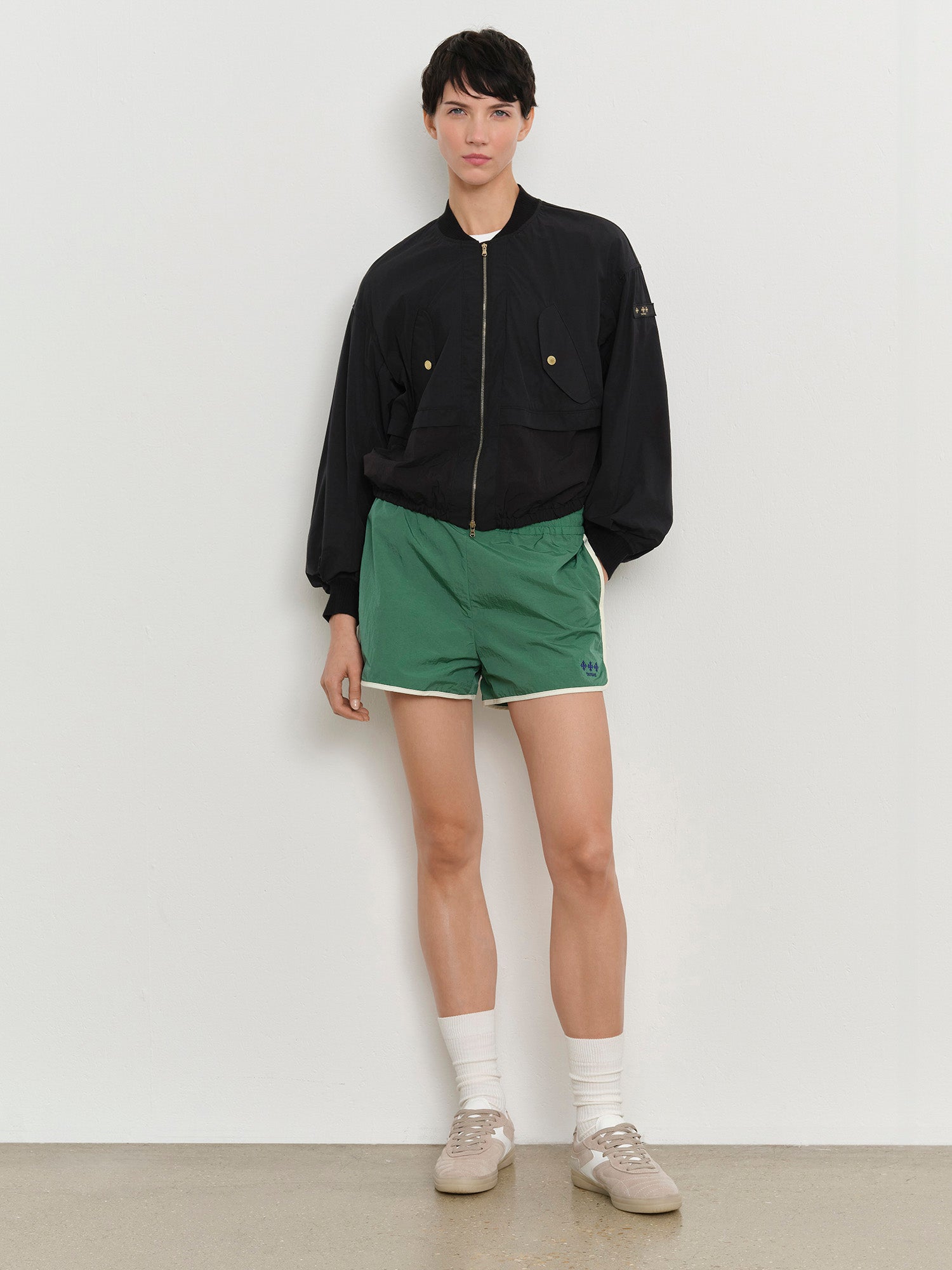 モデル身長179cm、着用サイズ2、着用カラーBLACK