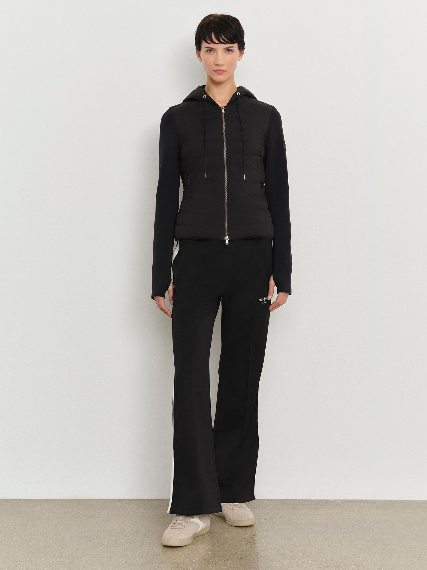 モデル身長179cm、着用サイズ2、着用カラーBLACK