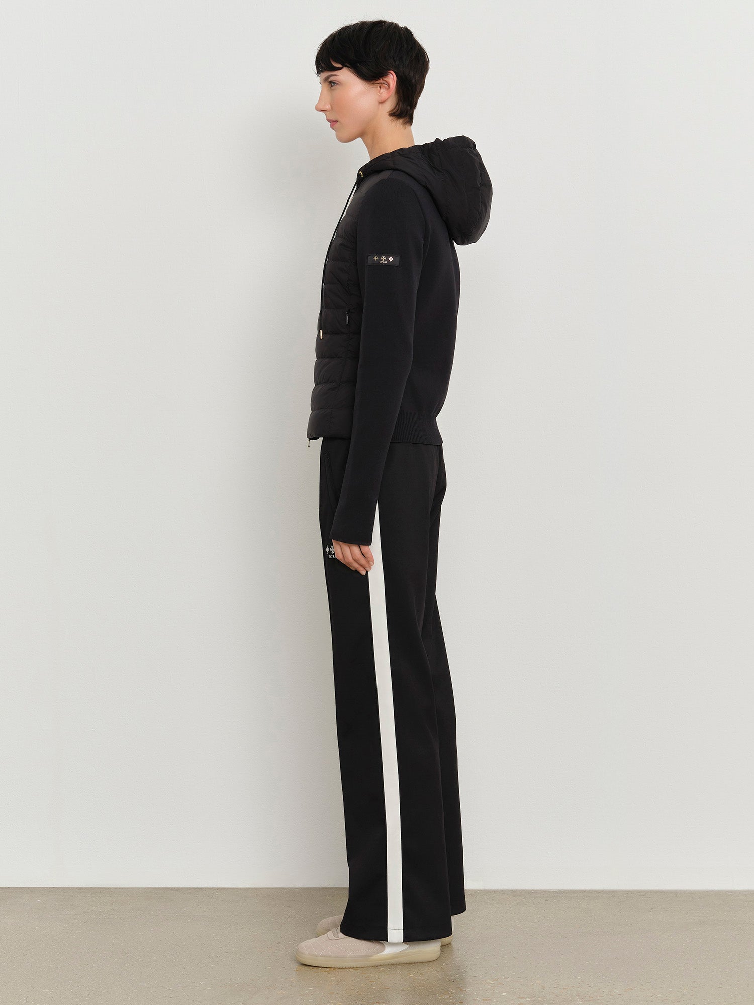 モデル身長179cm、着用サイズ2、着用カラーBLACK